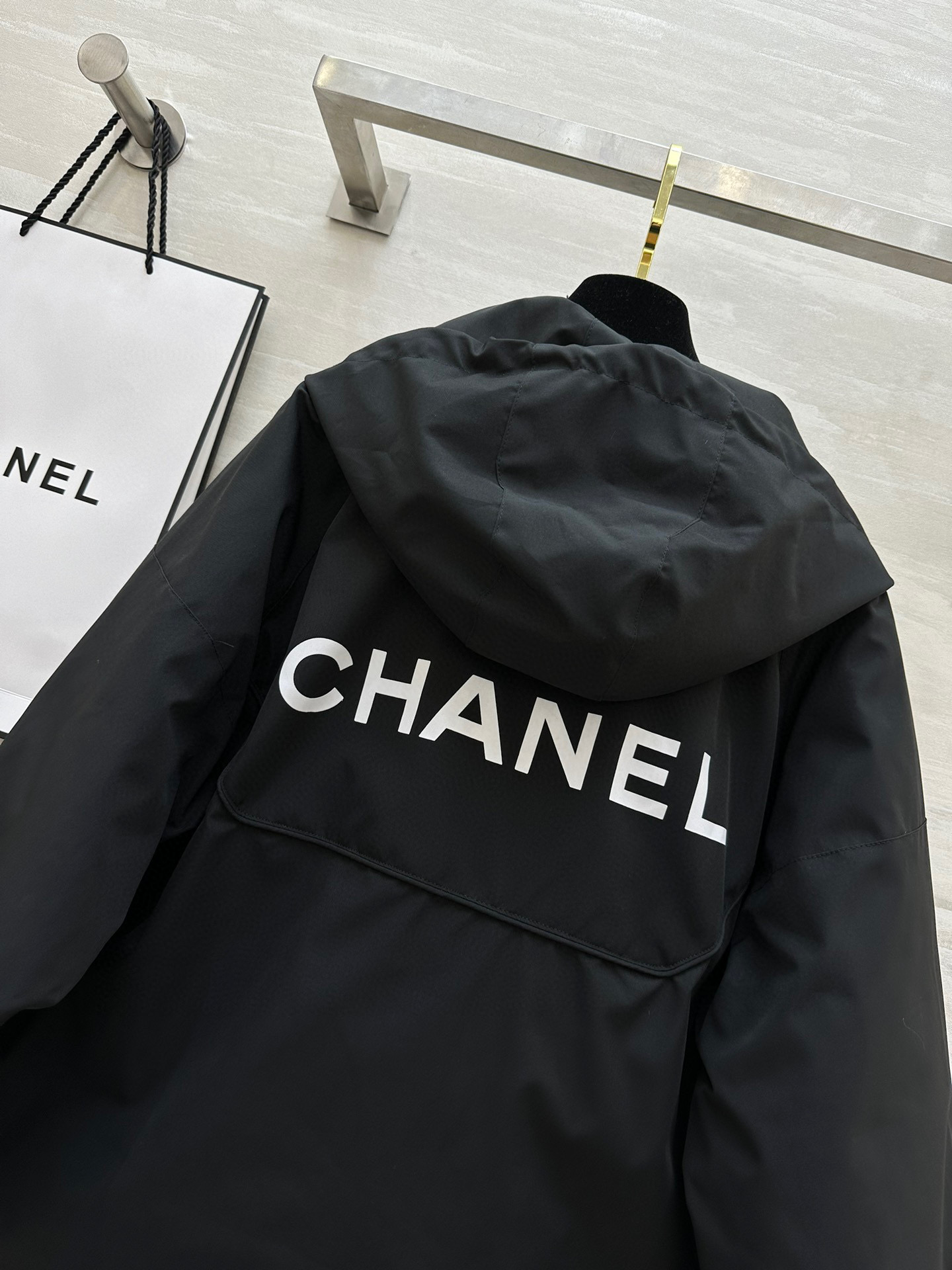 #𝗖𝗛𝗔𝗡𝗘𝗟²⁵秋冬新款 中古系列连帽羽绒棉冲锋衣外套 后背logo超级时髦 超级好看 男女同款哦！ 
