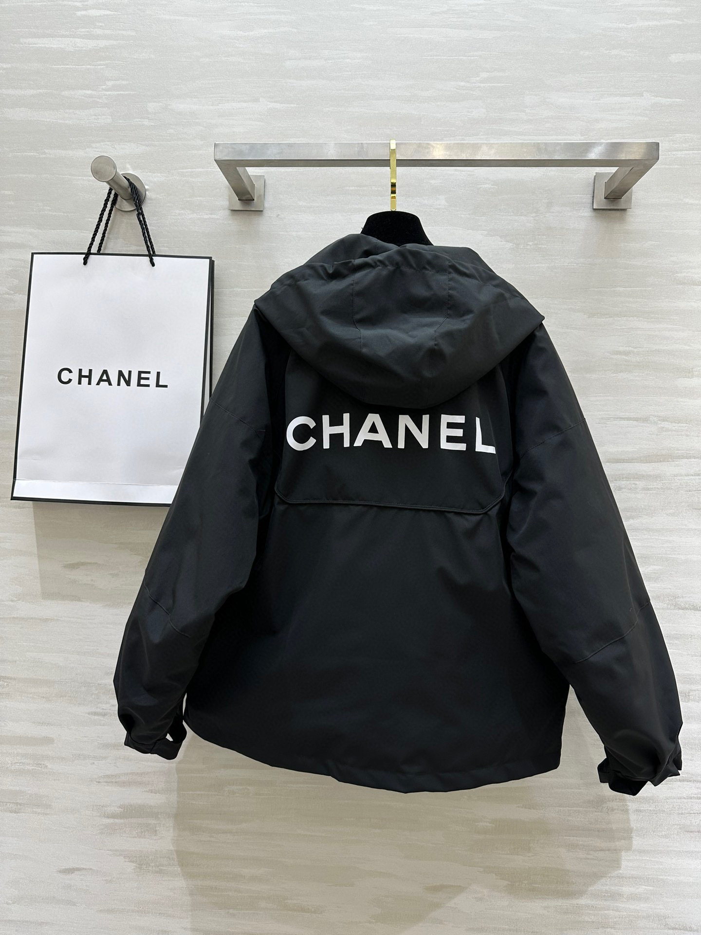 #𝗖𝗛𝗔𝗡𝗘𝗟²⁵秋冬新款 中古系列连帽羽绒棉冲锋衣外套 后背logo超级时髦 超级好看 男女同款哦！ 