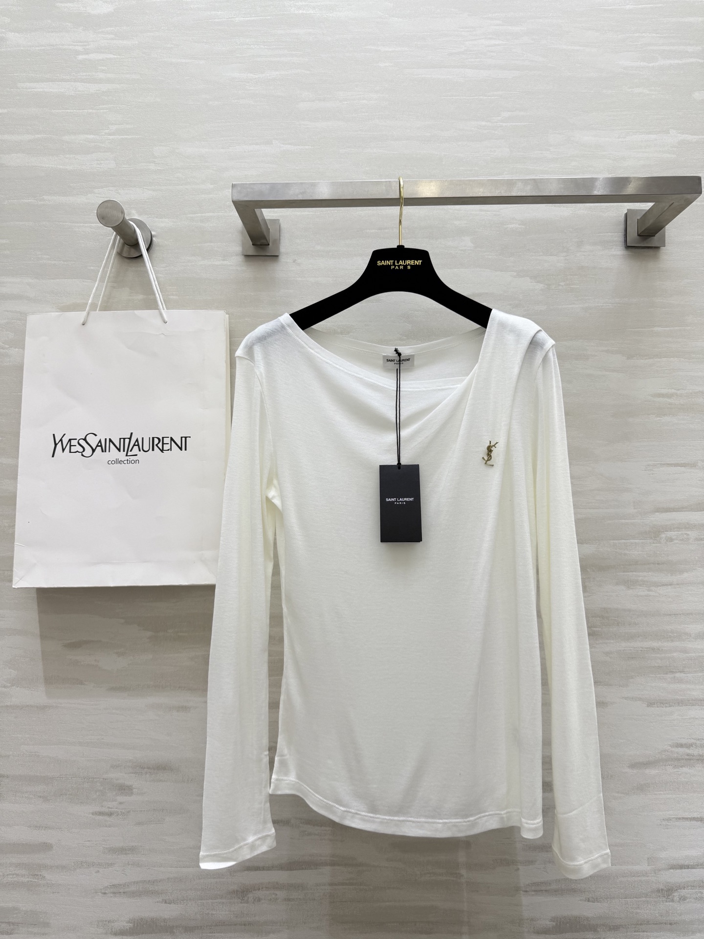 NO:548165,#ysl autumn and winter mulberry silk wool soft design base shirt, exquisite brooch embellishment exquisite high-quality spot sizeS/M/L (M size shoulder width 38, bust 88, length 56, saint laurent, brooch, breastpin, alexander wang19860909#ysl秋冬桑蚕丝羊毛柔软设计感打底衫 精致胸针点缀精致高级 高品质 现货来sizeS/M/L（M码肩宽38,胸围88,衣长56,,saint laurent,brooch，breastpin,alexander wang,Women's clothing