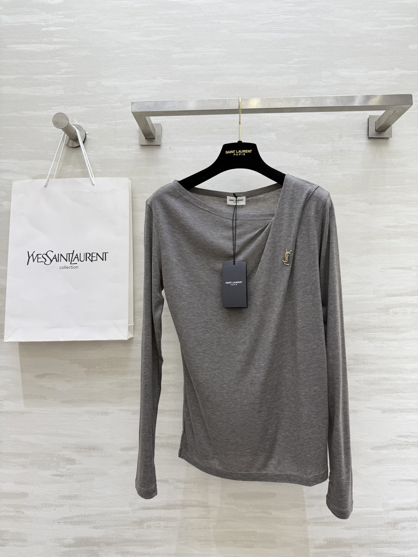 NO:548162,#ysl autumn and winter mulberry silk wool soft design base shirt exquisite brooch embellishment exquisite high-quality spot sizeS/M/L (M size shoulder width 38, bust 88, length 56), saint laurent, brooch, breastpin, alexander wang19860909#ysl秋冬桑蚕丝羊毛柔软设计感打底衫 精致胸针点缀精致高级 高品质 现货来sizeS/M/L（M码肩宽38,胸围88,衣长56）,,saint laurent,brooch，breastpin,alexander wang,Women's clothing