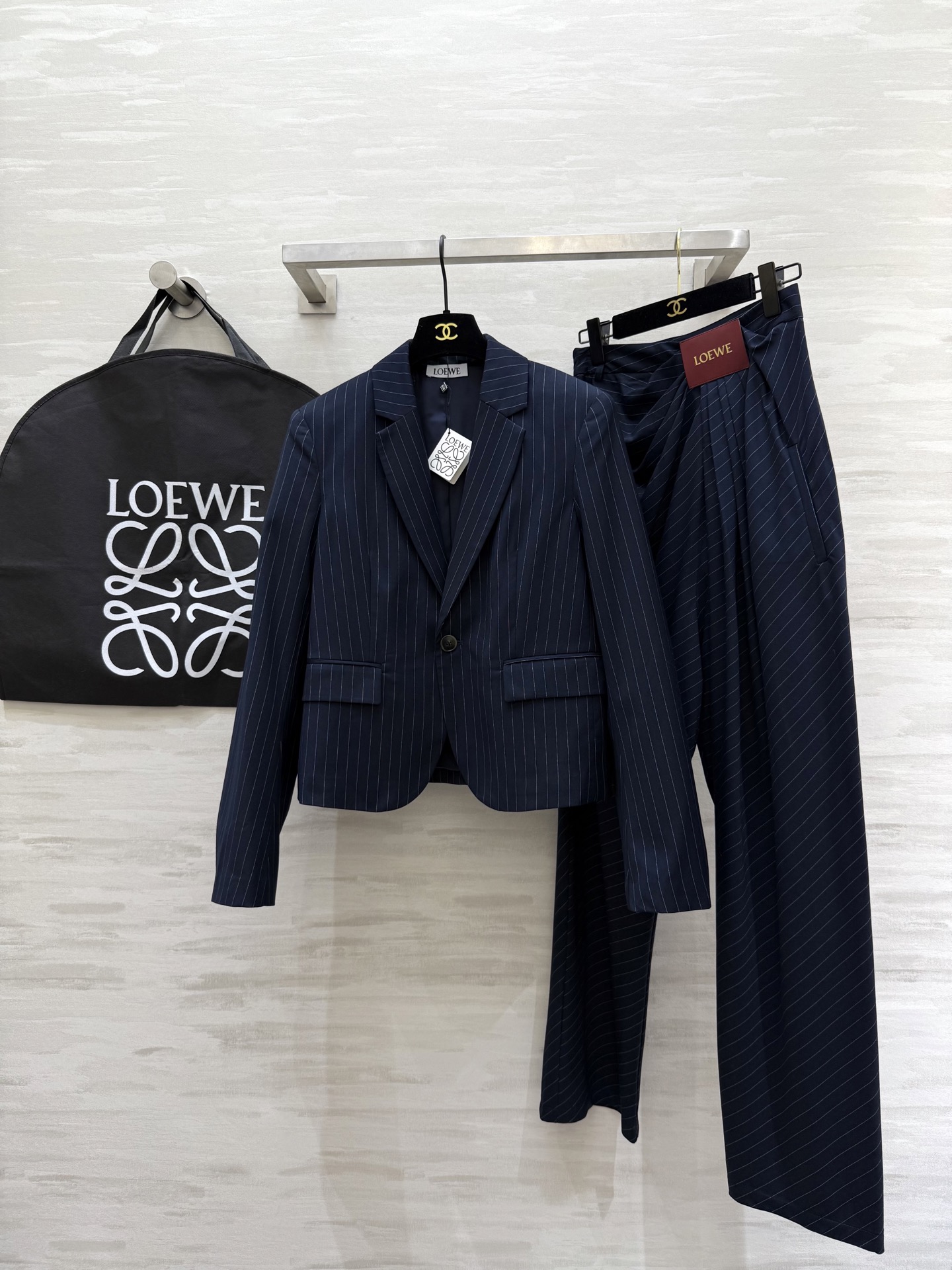 NO:548157,Suit, trousers #Loew silk-blend series Suit trousers Custom silk-blend fabric High quality customization Spot sizeS/M/L (size s suit shoulder width 38, bust 90, length 59, pants waist 66, hip 102, pants length 106).,,loewe, business suit,alexander wang19860909西装,西裤#Loew丝毛混纺系列 西装西裤 定制丝毛混纺面料 高品质定制 现货首发sizeS/M/L（s码西服肩宽38,胸围90,衣长59,裤子腰围66,臀围102,裤长106）.,,loewe,business suit,alexander wang,Women's clothing