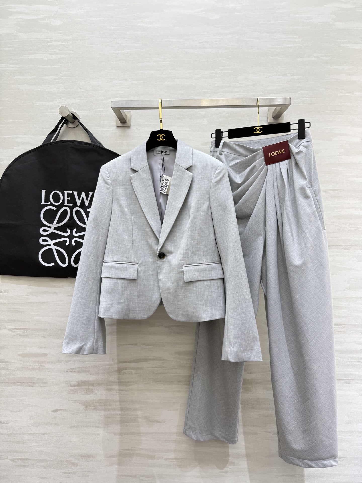 NO:548163,Suit, trousers #Loew silk-blend series Suit trousers Custom silk-blend fabric High quality customization Spot sizeS/M/L (size s suit shoulder width 38, bust 90, length 59, pants waist 66, hip 102, pants length 106, loewe, business suit, alexander wang19860909西装,西裤#Loew丝毛混纺系列 西装西裤 定制丝毛混纺面料 高品质定制 现货首发sizeS/M/L（s码西服肩宽38,胸围90,衣长59,裤子腰围66,臀围102,裤长106,,loewe,business suit,alexander wang,Women's clothing