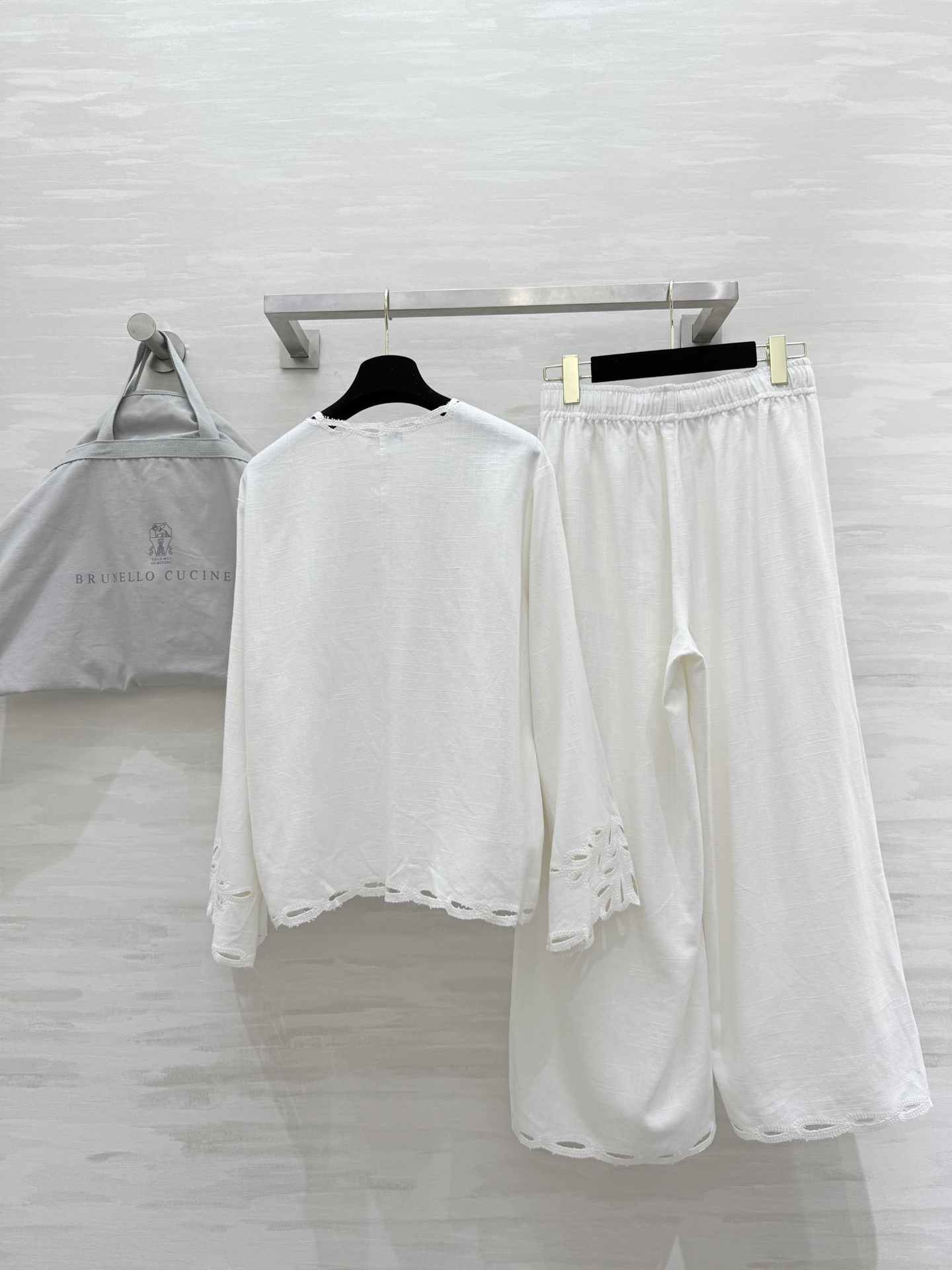 #BC²⁵早秋新款 重磅刺绣棉麻套装 定制高克重棉麻面料 透气性和品质感很好 复古刺绣花型超好看 完美融