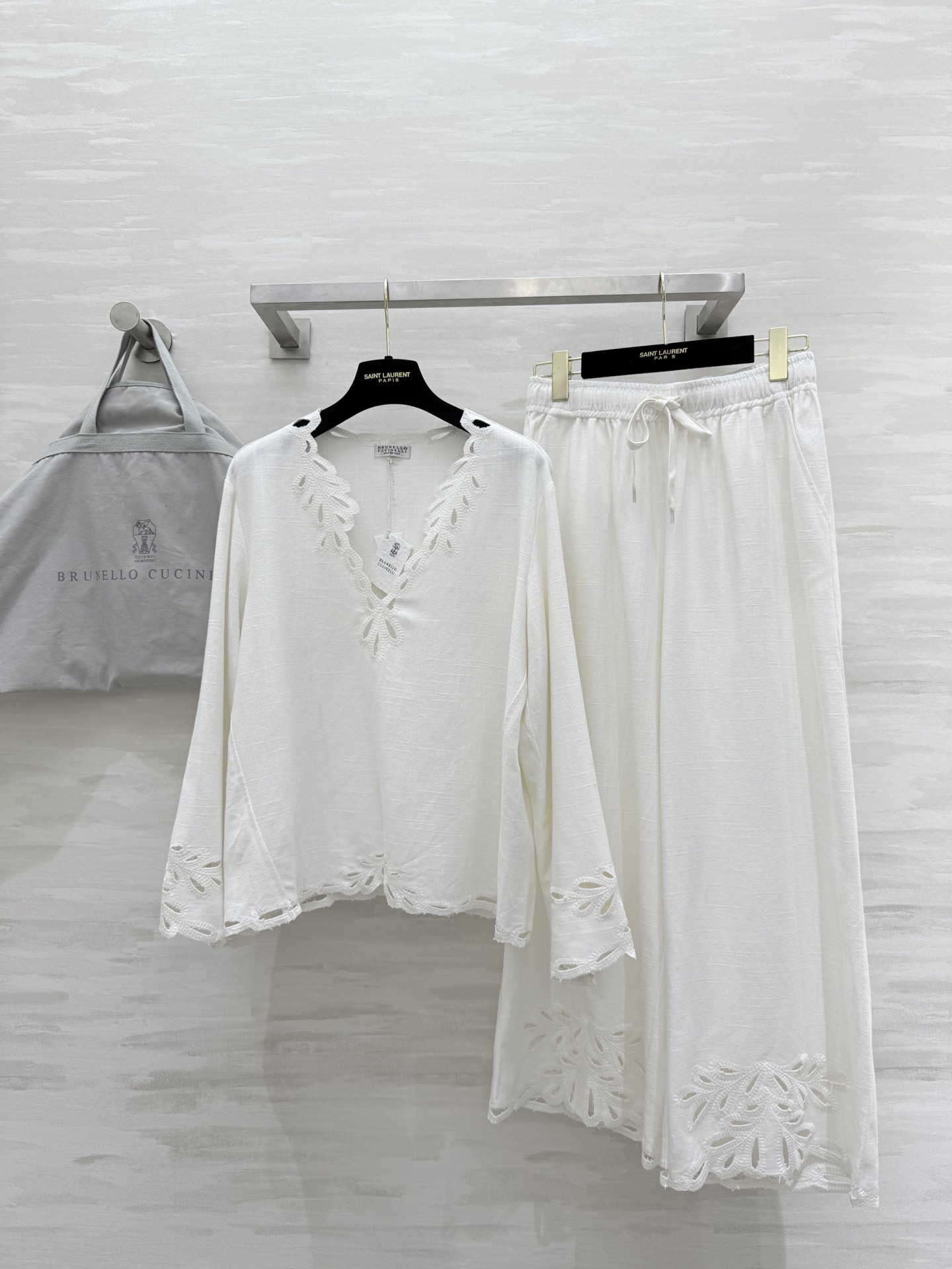 NO:548829,Tops and pants P.#BC early autumn new style heavy embroidered cotton and linen set Customized high-quality high-quality cotton and linen fabric, breathable and good quality, retro embroidery style is super good, perfectly integrated into the romance and tenderness of southern France, Lao Qian vacation style Look, high-quality customization, spot first-time sizeS/M/L (size s-size top shoulder width 42, bust 104, length 55, waist 66, hip circumference, trouser length 88),,alexander wang19860909上衣裤子P.#BC早秋新款 重磅刺绣棉麻套装 定制高克重棉麻面料 透气性和品质感很好 复古刺绣花型超好看 完美融入南法浪漫与温柔 老钱度假风Look 高品质定制 现货首发sizeS/M/L（s码上衣肩宽42,胸围104,衣长55,裤腰围66,臀围,裤长88）,,alexander wang,Women's clothing