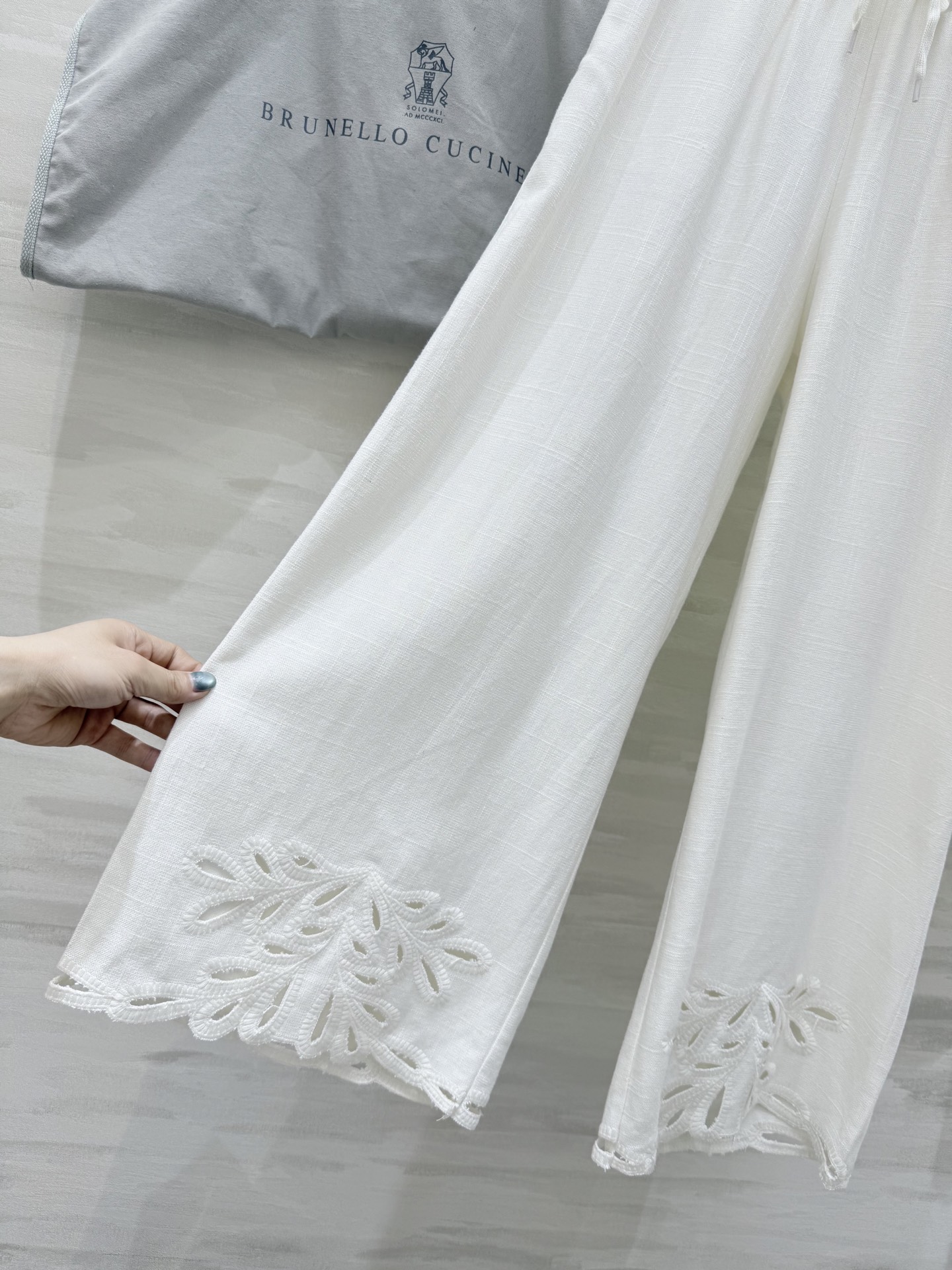 #BC²⁵早秋新款 重磅刺绣棉麻套装 定制高克重棉麻面料 透气性和品质感很好 复古刺绣花型超好看 完美融