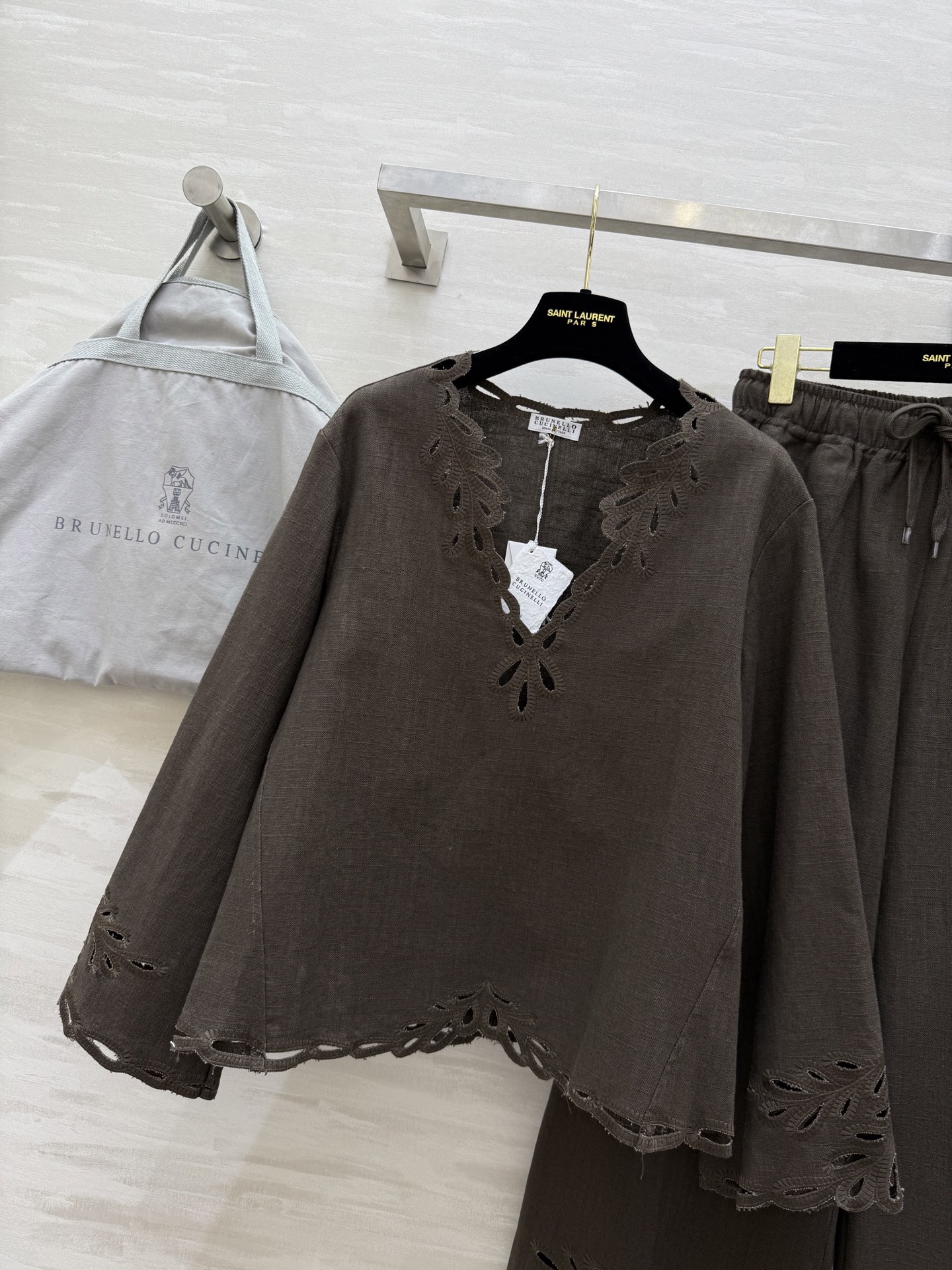 #BC²⁵早秋新款 重磅刺绣棉麻套装 定制高克重棉麻面料 透气性和品质感很好 复古刺绣花型超好看 完美融