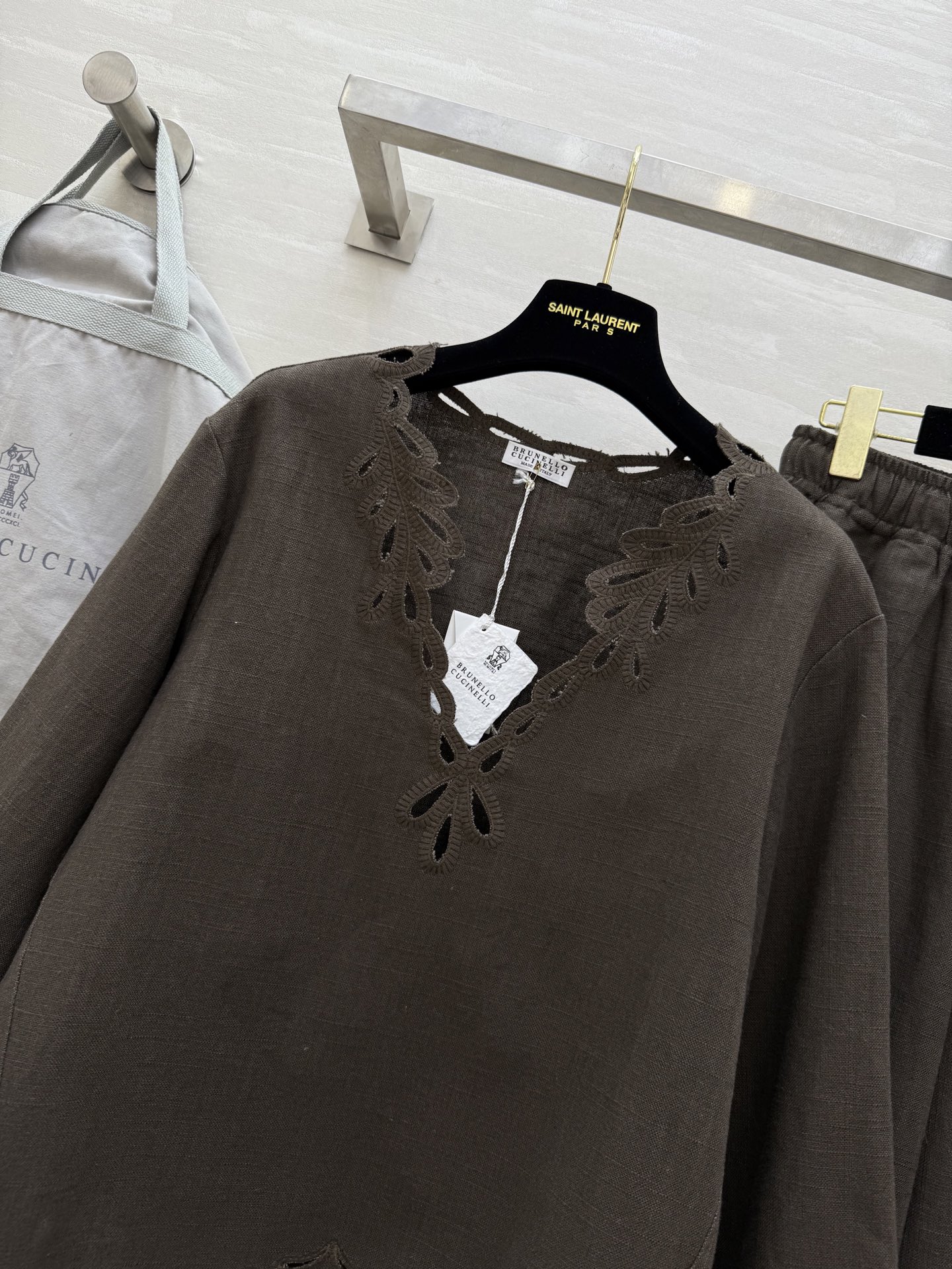 #BC²⁵早秋新款 重磅刺绣棉麻套装 定制高克重棉麻面料 透气性和品质感很好 复古刺绣花型超好看 完美融