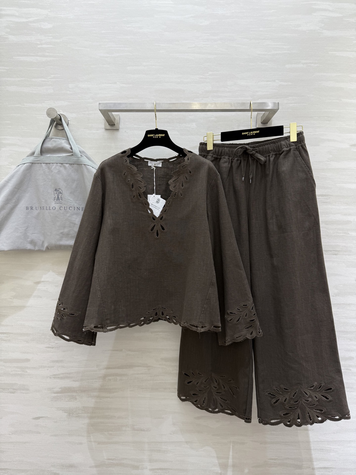 NO:548841,Tops and pants P#BC early autumn new style heavy embroidered cotton and linen set Customized Gaoke heavy cotton and linen fabric, good breathability and quality, retro embroidery style is super good, perfectly integrated into the romance and gentleness of southern France, Lao Qian vacation style Look, high-quality customization, spot first-time sizeS/M/L (size s-size top shoulder width 42, bust 104, length 55, waist circumference 66, hip circumference, trouser length 88),,alexander wang19860909上衣裤子P#BC早秋新款 重磅刺绣棉麻套装 定制高克重棉麻面料 透气性和品质感很好 复古刺绣花型超好看 完美融入南法浪漫与温柔 老钱度假风Look 高品质定制 现货首发sizeS/M/L（s码上衣肩宽42,胸围104,衣长55,裤腰围66,臀围,裤长88）,,alexander wang,Women's clothing