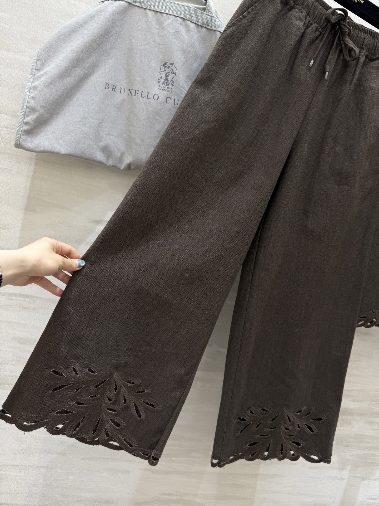 #BC²⁵早秋新款 重磅刺绣棉麻套装 定制高克重棉麻面料 透气性和品质感很好 复古刺绣花型超好看 完美融