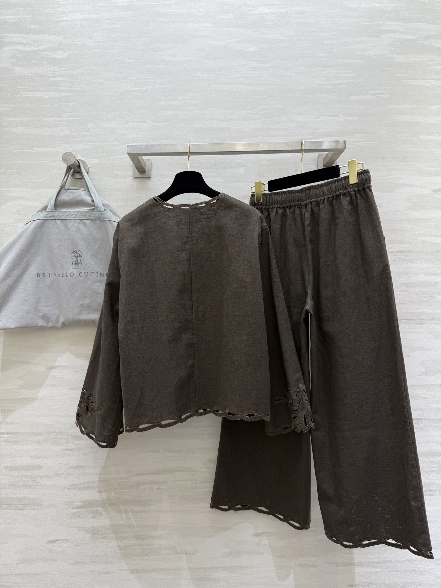 #BC²⁵早秋新款 重磅刺绣棉麻套装 定制高克重棉麻面料 透气性和品质感很好 复古刺绣花型超好看 完美融