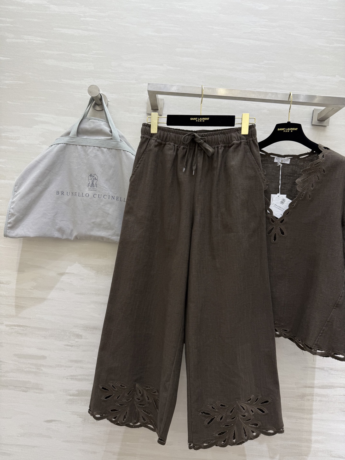 #BC²⁵早秋新款 重磅刺绣棉麻套装 定制高克重棉麻面料 透气性和品质感很好 复古刺绣花型超好看 完美融