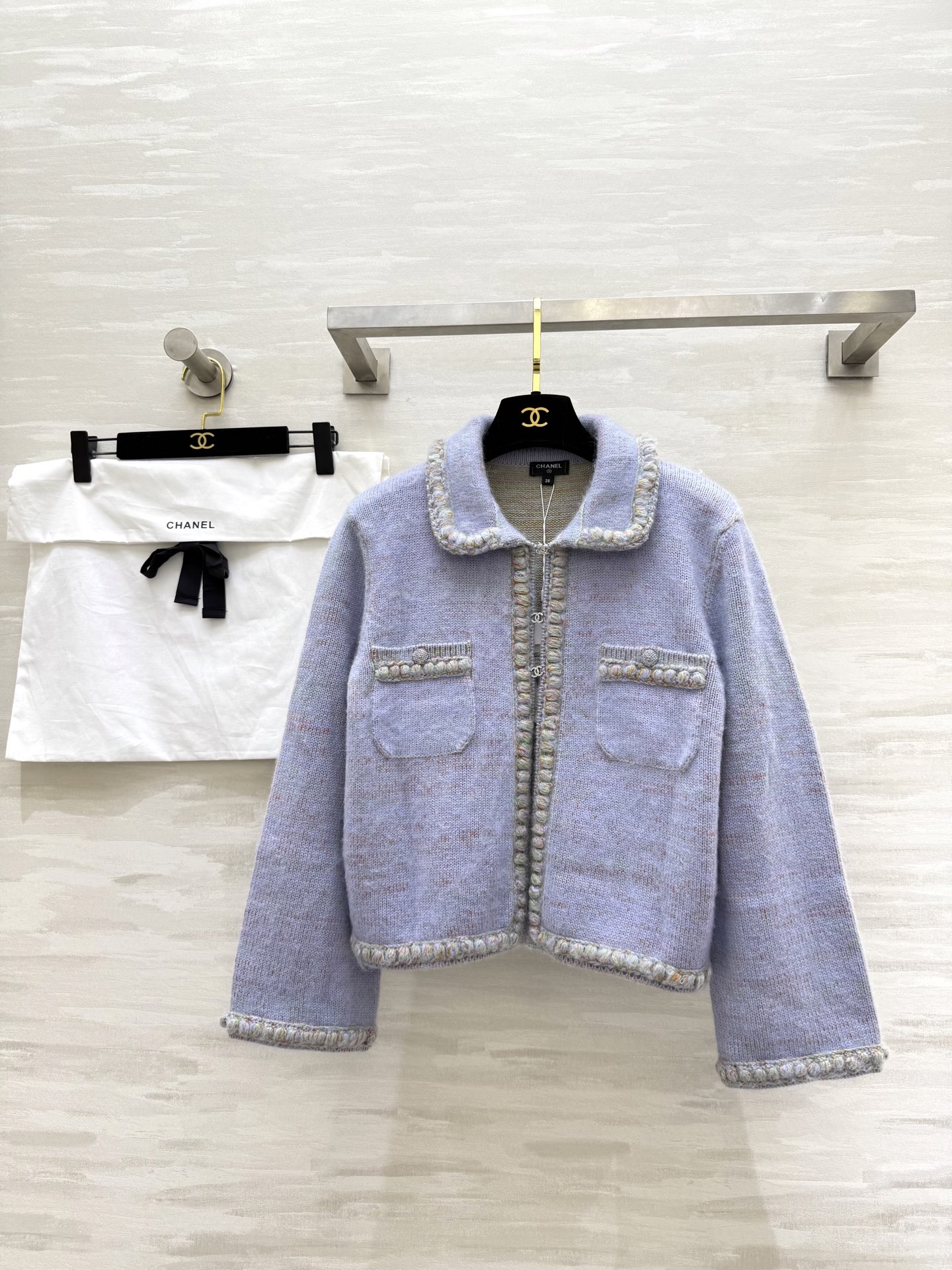 NO:549450,#ChaneB Long-sleeved velvet-like knitted cardigan jacket Original development Customized yarn + mulberry silk Soft touch Furry texture High quality Spot size36/38/40, chanel, jackets & coats, alexander wang19860909#ChaneB 长袖绒感针织开衫外套 原版开发 定制纱线+桑蚕丝 手感柔软 毛茸茸的质感 高品质 现货来size36/38/40,,chanel,jackets & coats,alexander wang,Women's clothing