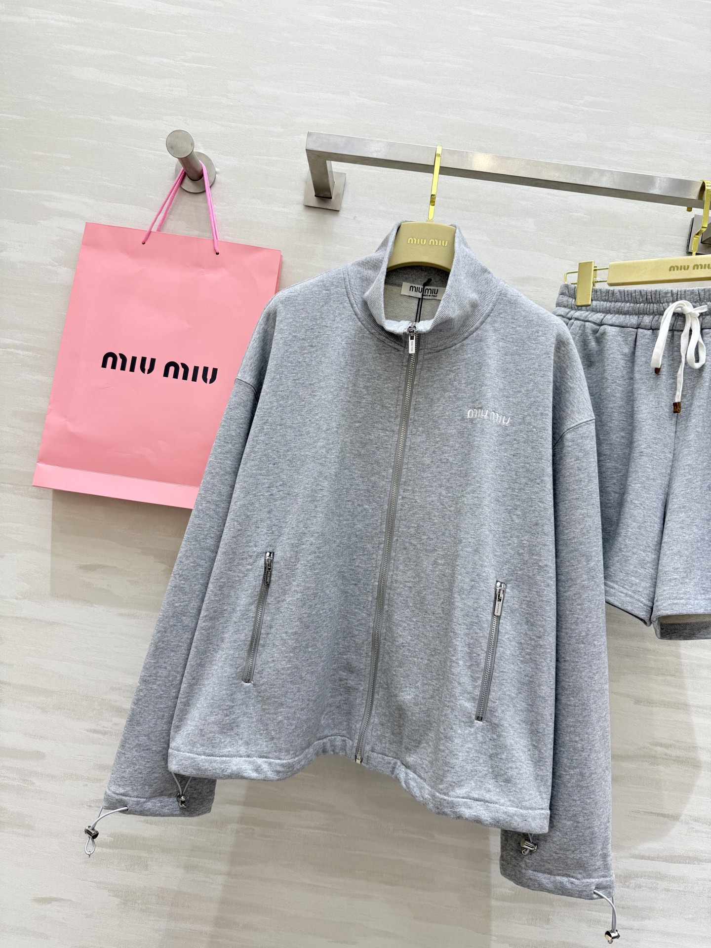 #Miumi♡²⁵早秋新款 休闲套装 清冷理智灰🩶🤍穿搭回头率超高‼高品质定制 现货首发size：S/M