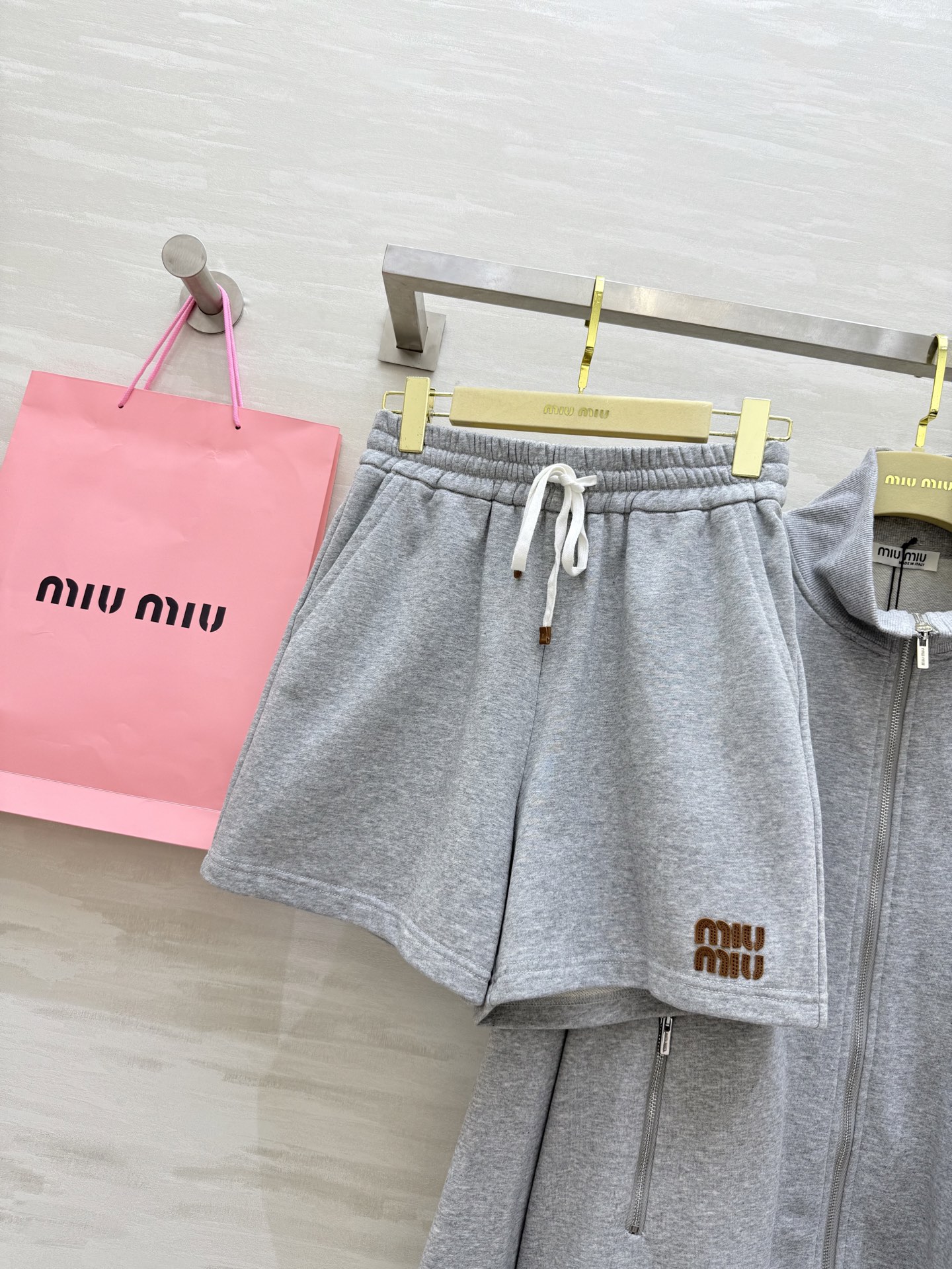 #Miumi♡²⁵早秋新款 休闲套装 清冷理智灰🩶🤍穿搭回头率超高‼高品质定制 现货首发size：S/M