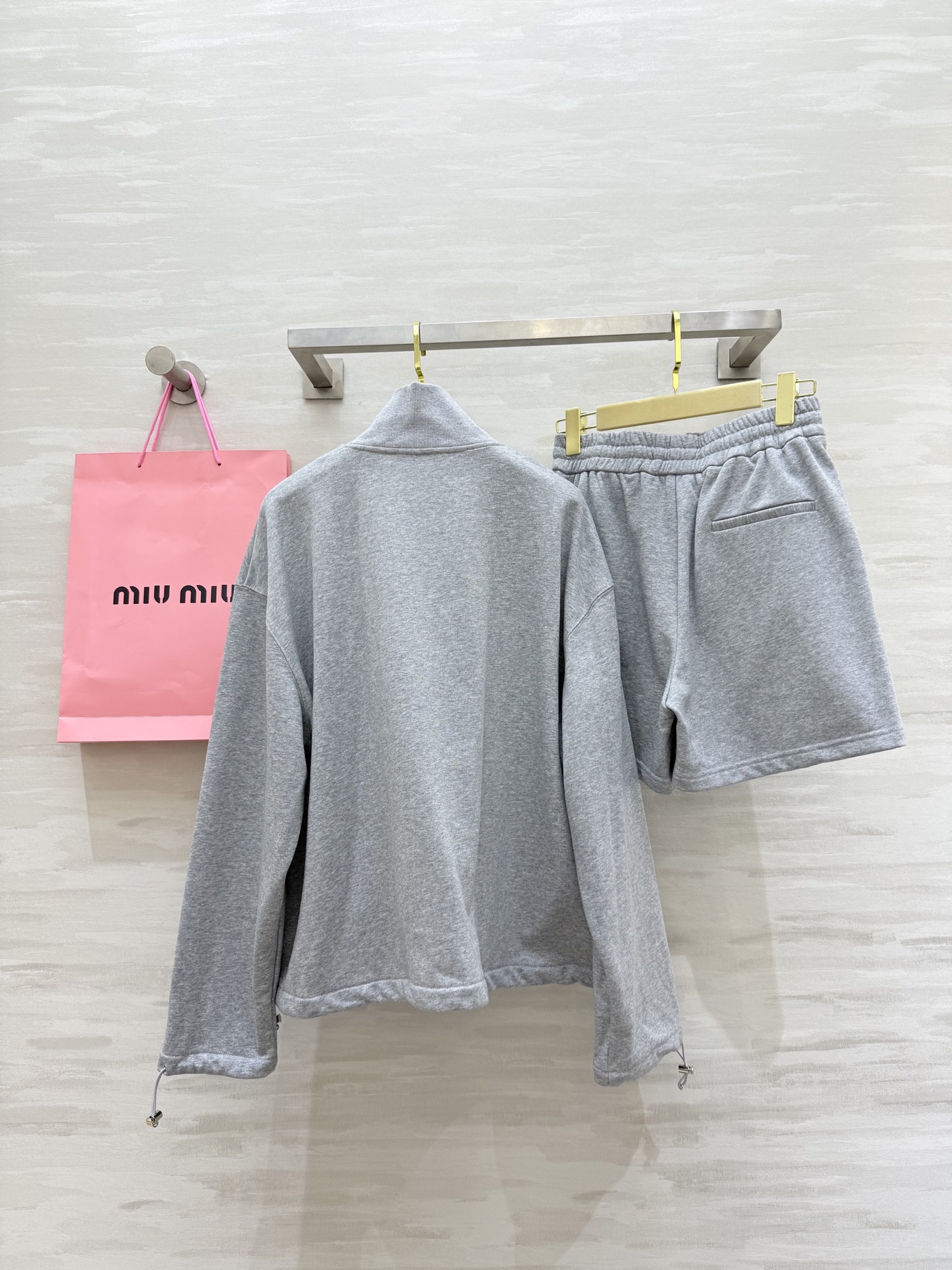 #Miumi♡²⁵早秋新款 休闲套装 清冷理智灰🩶🤍穿搭回头率超高‼高品质定制 现货首发size：S/M