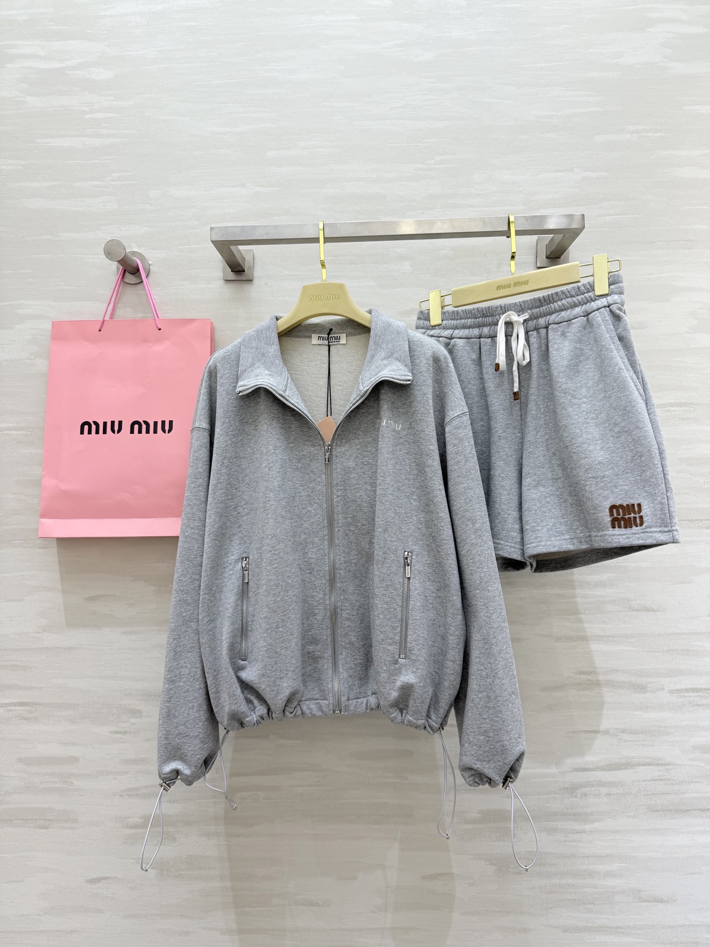 #Miumi♡²⁵早秋新款 休闲套装 清冷理智灰🩶🤍穿搭回头率超高‼高品质定制 现货首发size：S/M