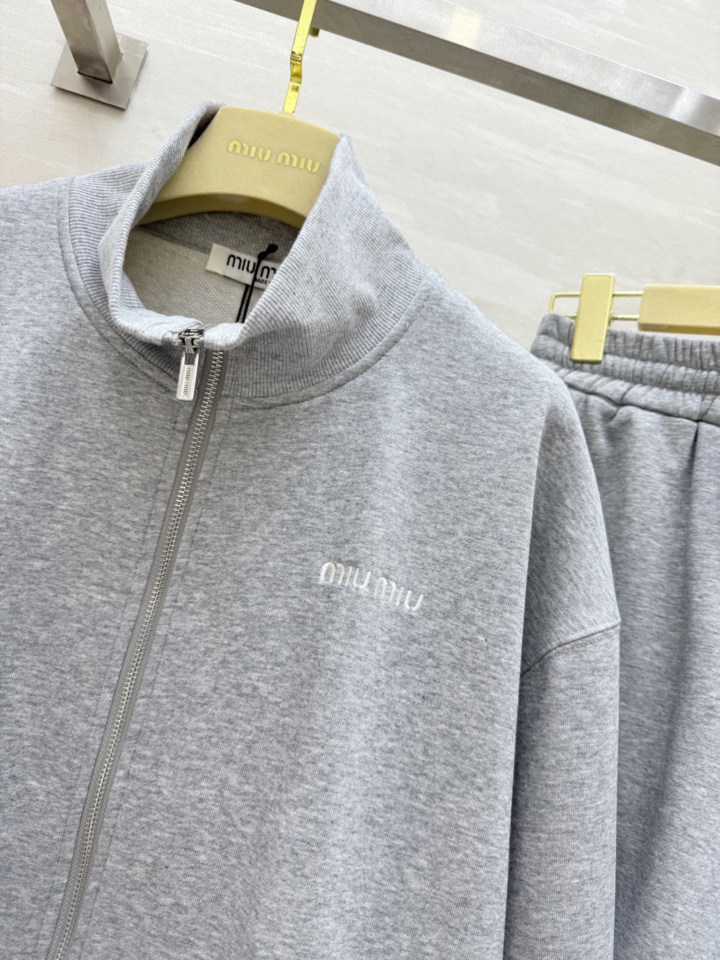 #Miumi♡²⁵早秋新款 休闲套装 清冷理智灰🩶🤍穿搭回头率超高‼高品质定制 现货首发size：S/M