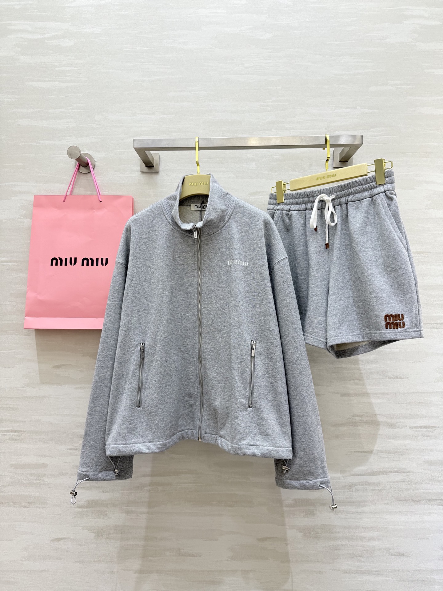 NO:549460,#Miumi early autumn new style casual suit cool and sensible gray outfit with super high return rate high quality customization spot first sizeS/M/L (Size S shoulder width 58, bust 132, 62, waist 66, hip 100, pants length 40),,miumiu,alexander wang19860909#Miumi早秋新款 休闲套装 清冷理智灰穿搭回头率超高高品质定制 现货首发sizeS/M/L（S码肩宽58,胸围132,衣长62,腰围66,臀围100,裤长40）,,miumiu,alexander wang,Women's clothing