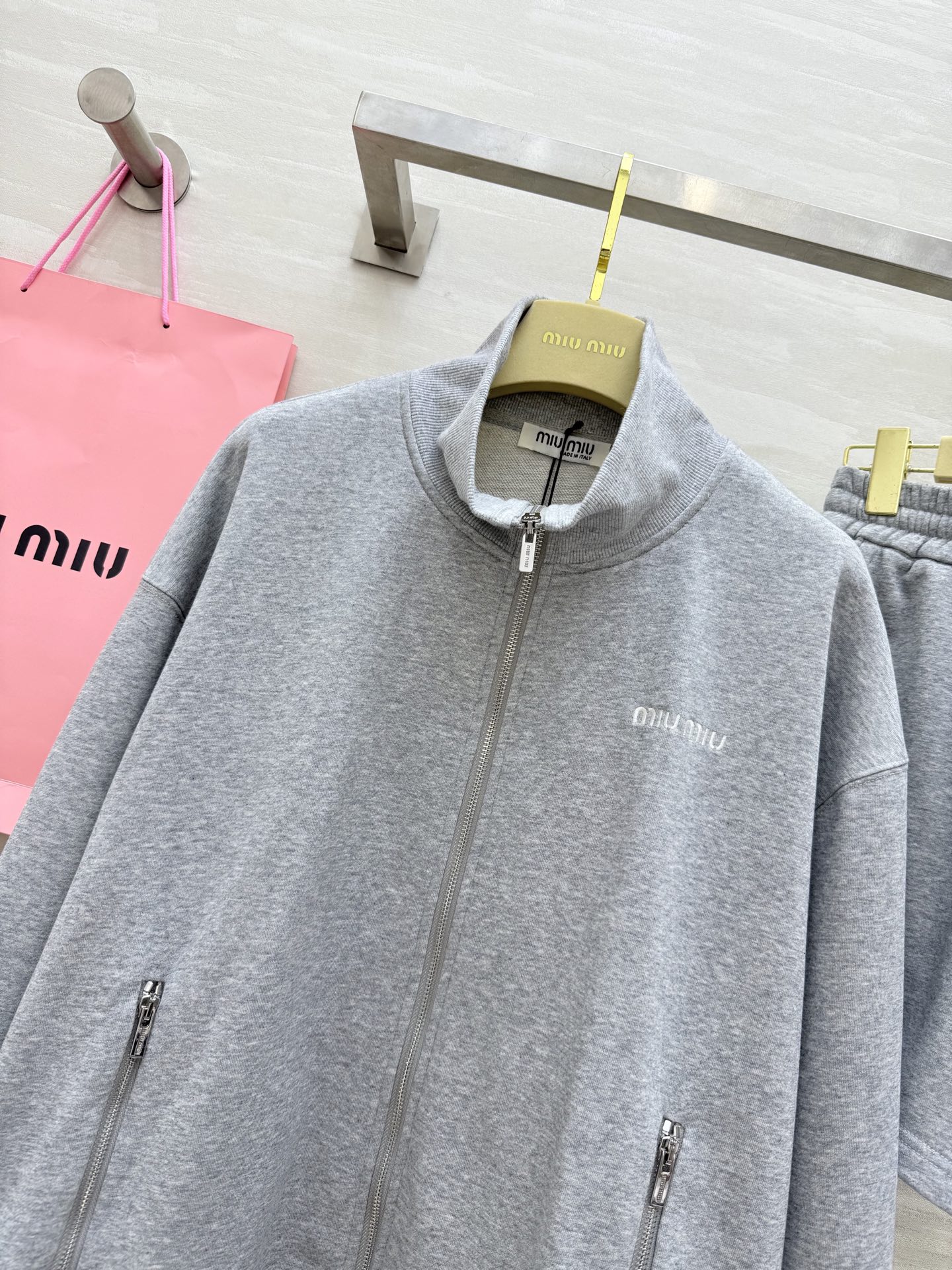 #Miumi♡²⁵早秋新款 休闲套装 清冷理智灰🩶🤍穿搭回头率超高‼高品质定制 现货首发size：S/M