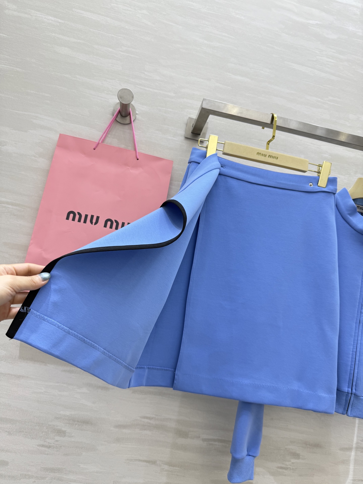 #Miumi♡²⁵早秋新款 休闲套装 高品质定制 现货首发size：S/M/L（ S码肩宽：38，胸围：