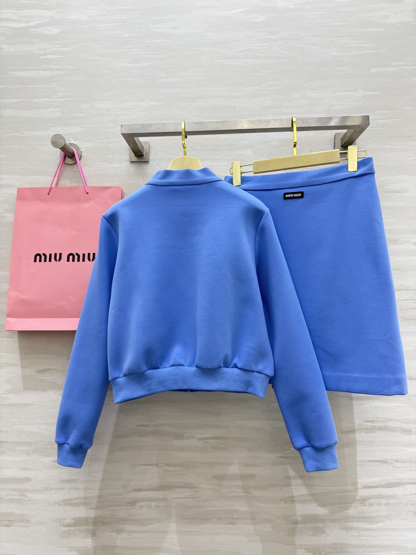 #Miumi♡²⁵早秋新款 休闲套装 高品质定制 现货首发size：S/M/L（ S码肩宽：38，胸围：