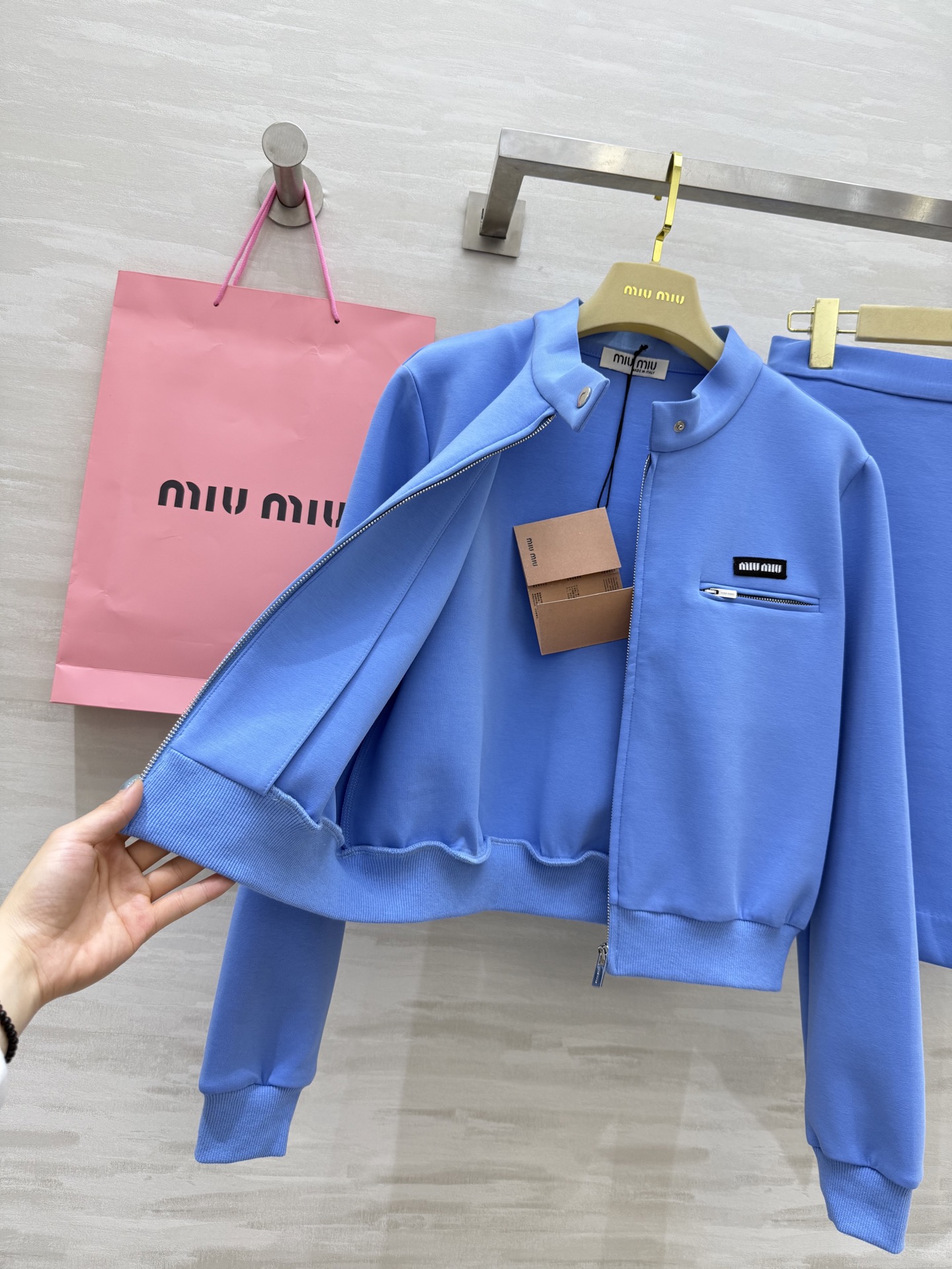 #Miumi♡²⁵早秋新款 休闲套装 高品质定制 现货首发size：S/M/L（ S码肩宽：38，胸围：