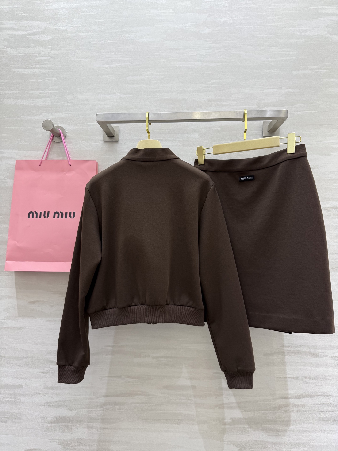 #Miumi♡²⁵早秋新款 休闲套装 高品质定制 现货首发size：S/M/L（ S码肩宽：38，胸围：