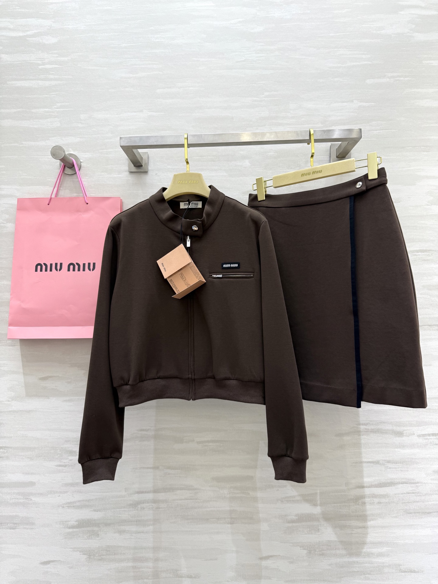 NO:549431,#Miumi early autumn new style casual set high quality customization spot sizeS/M/L (Size S shoulder width 38, bust 94, 47 length, waist 66, hip 86, skirt length 52), miumiu, skirt 85, skirt length 52), miumiu, skirt 85, alexander wang19860909#Miumi早秋新款 休闲套装 高品质定制 现货首发sizeS/M/L（ S码肩宽38,胸围94,衣长47,腰围66,臀围86,裙长52）,,miumiu,skirts,alexander wang,Women's clothing