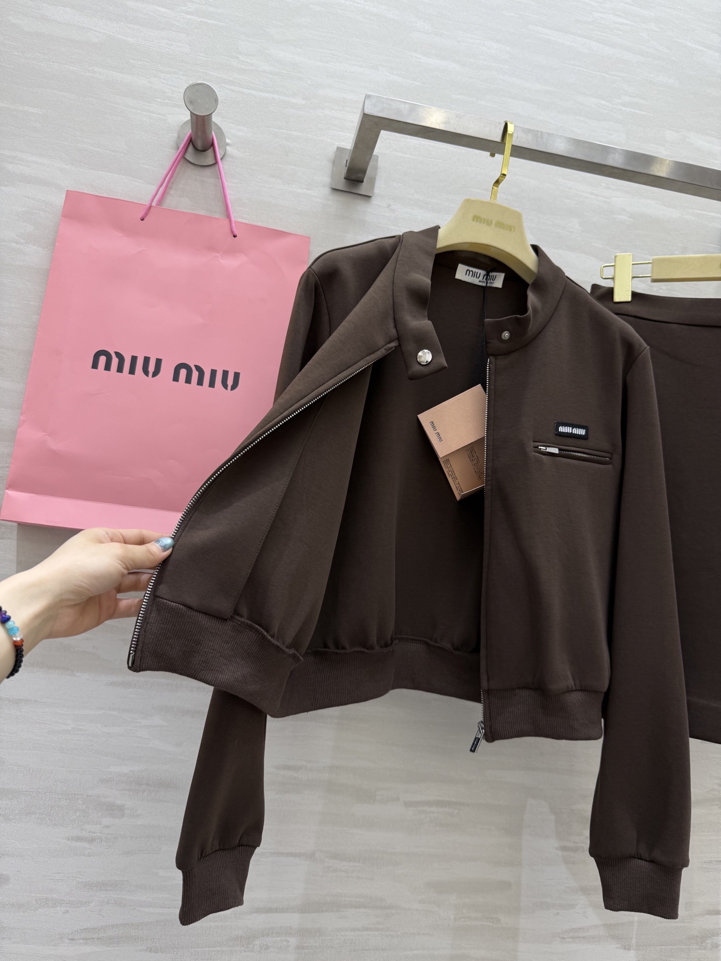 #Miumi♡²⁵早秋新款 休闲套装 高品质定制 现货首发size：S/M/L（ S码肩宽：38，胸围：