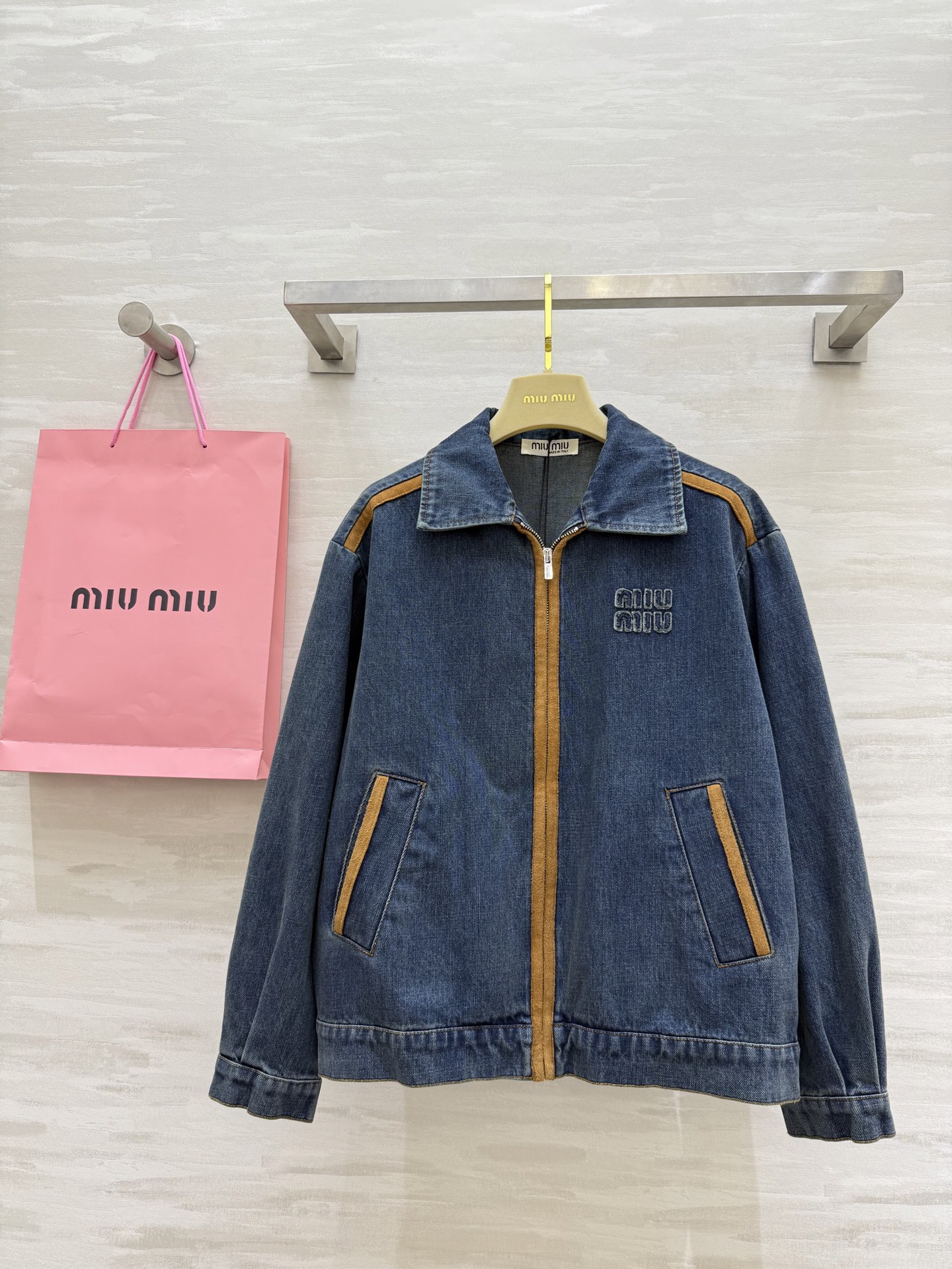 NO:550091,#Miumi autumn and winter new denim jacket jacket suede splicing design high quality spot first-time sizeS/M/L (size s shoulder width 48, bust 106, length 55),,miumiu, jackets & coats, jackets & coats,chamois leather,alexander wang19860909#Miumi秋冬新款 牛仔夹克外套 麂皮绒拼接设计 高品质 现货首发sizeS/M/L（s码肩宽48,胸围106,衣长55）,,miumiu,jackets & coats,jackets & coats,chamois leather,alexander wang,Women's clothing