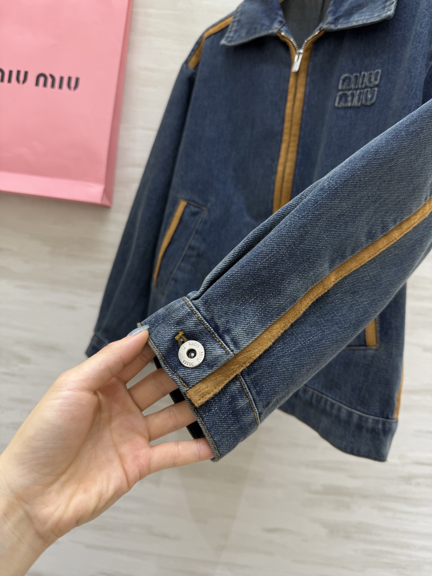 #Miumi♡²⁵秋冬新款 牛仔夹克外套 麂皮绒拼接设计 高品质 现货首发size：S/M/L（s码肩宽