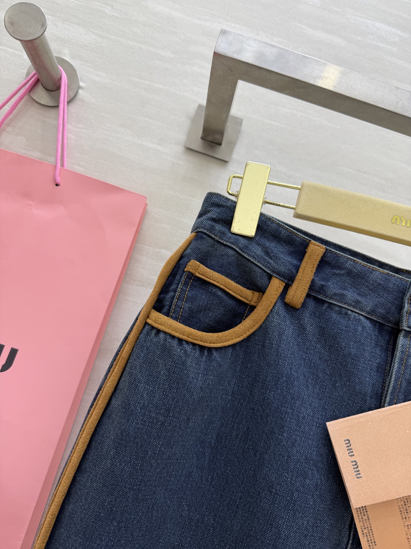 #Miumi♡²⁵秋冬新款 麂皮绒皮拼接直筒裤 裤型时髦百搭 高品质定制 现货首发size：S/M/L（