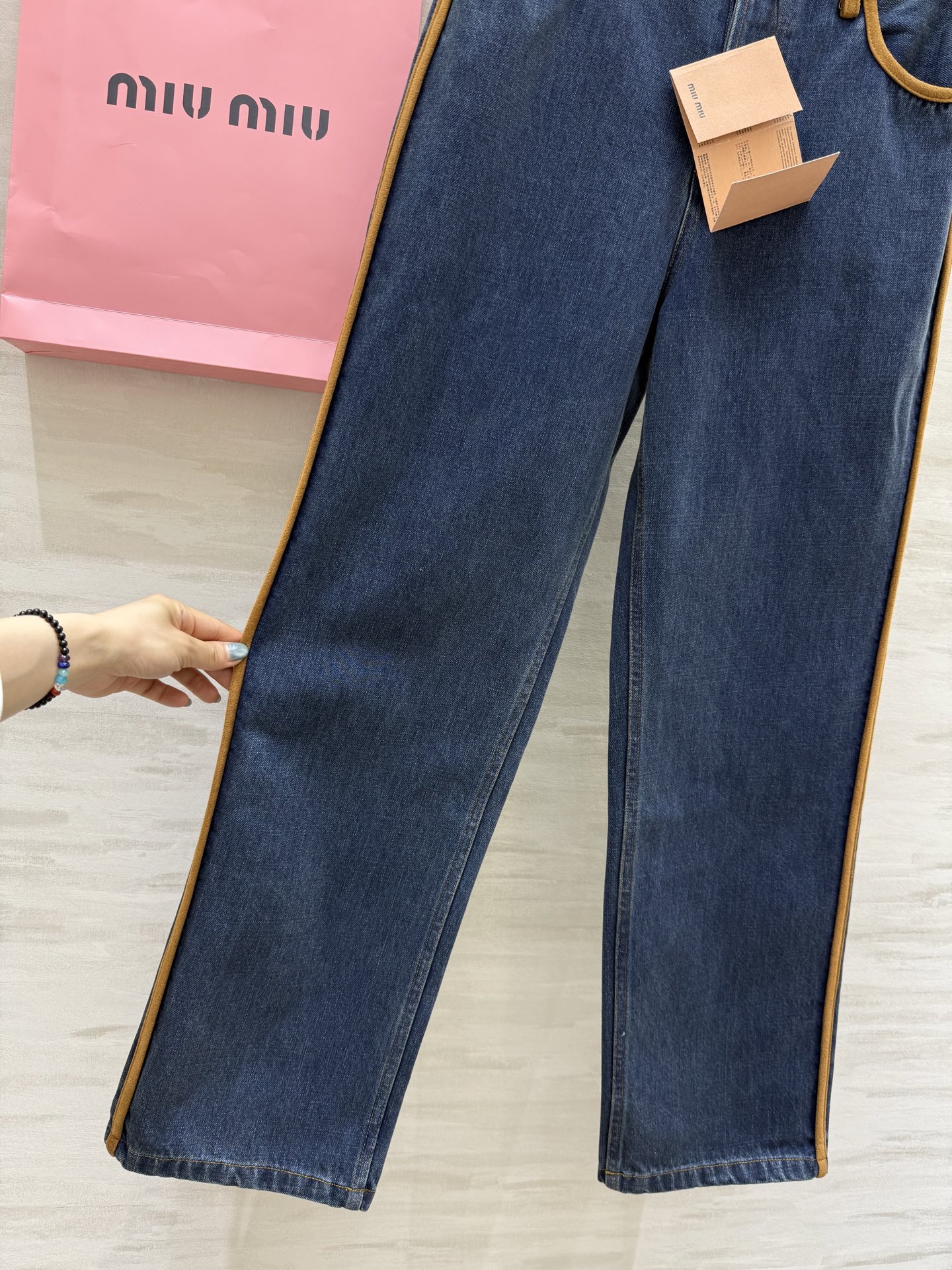 #Miumi♡²⁵秋冬新款 麂皮绒皮拼接直筒裤 裤型时髦百搭 高品质定制 现货首发size：S/M/L（