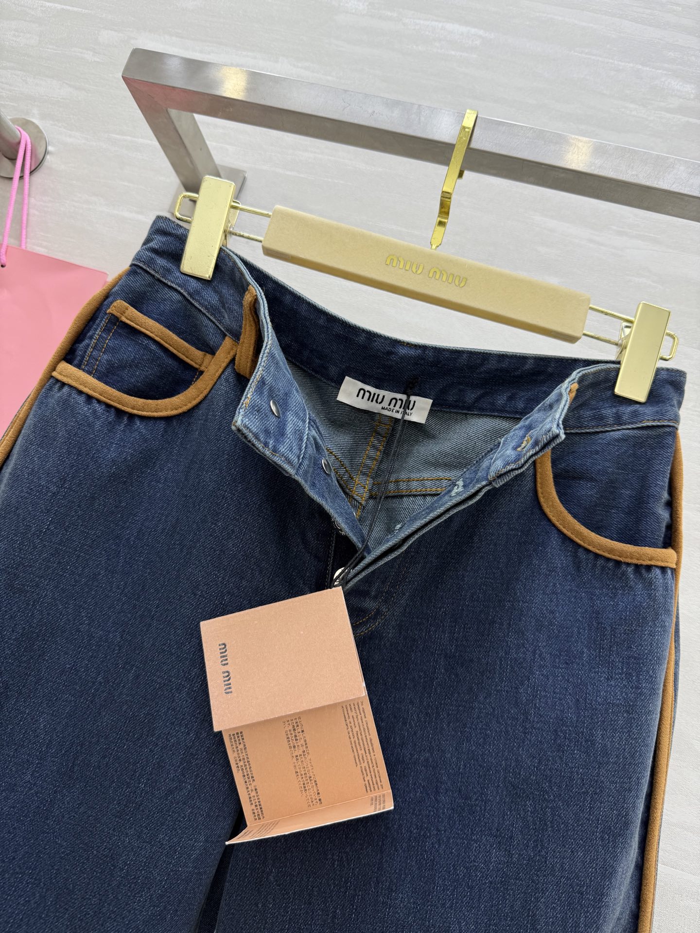 #Miumi♡²⁵秋冬新款 麂皮绒皮拼接直筒裤 裤型时髦百搭 高品质定制 现货首发size：S/M/L（