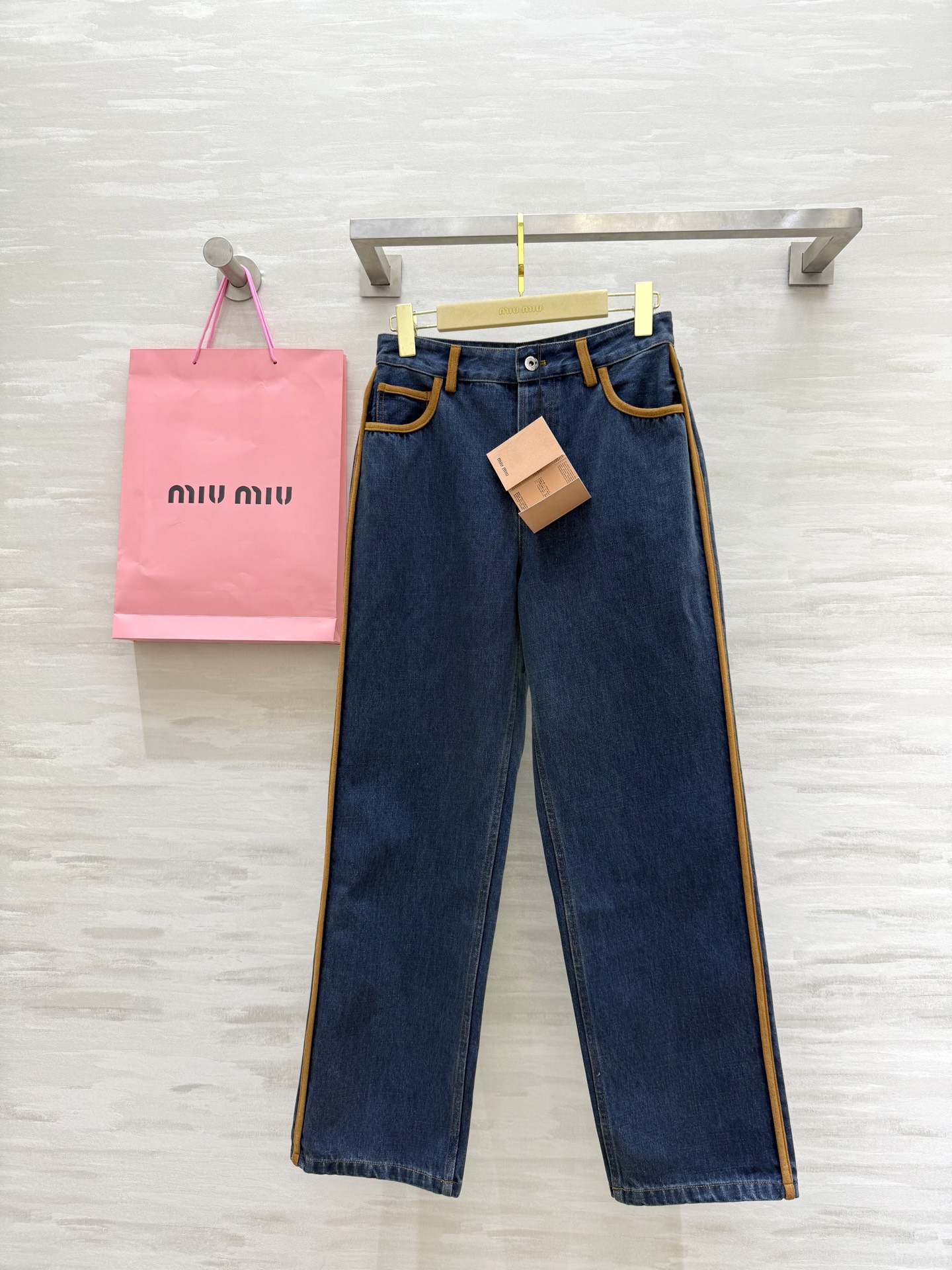NO:550093,#Miumi autumn and winter new suede leather splicing straight pants, fashionable and versatile pants, high-quality customization, spot first-time sizeS/M/L (size size 66, hip circumference 94, pants length 100),,miumiu,chamois leather,alexander wang19860909#Miumi秋冬新款 麂皮绒皮拼接直筒裤 裤型时髦百搭 高品质定制 现货首发sizeS/M/L（s码腰围66,臀围94,裤长100）,,miumiu,chamois leather,alexander wang,Women's clothing