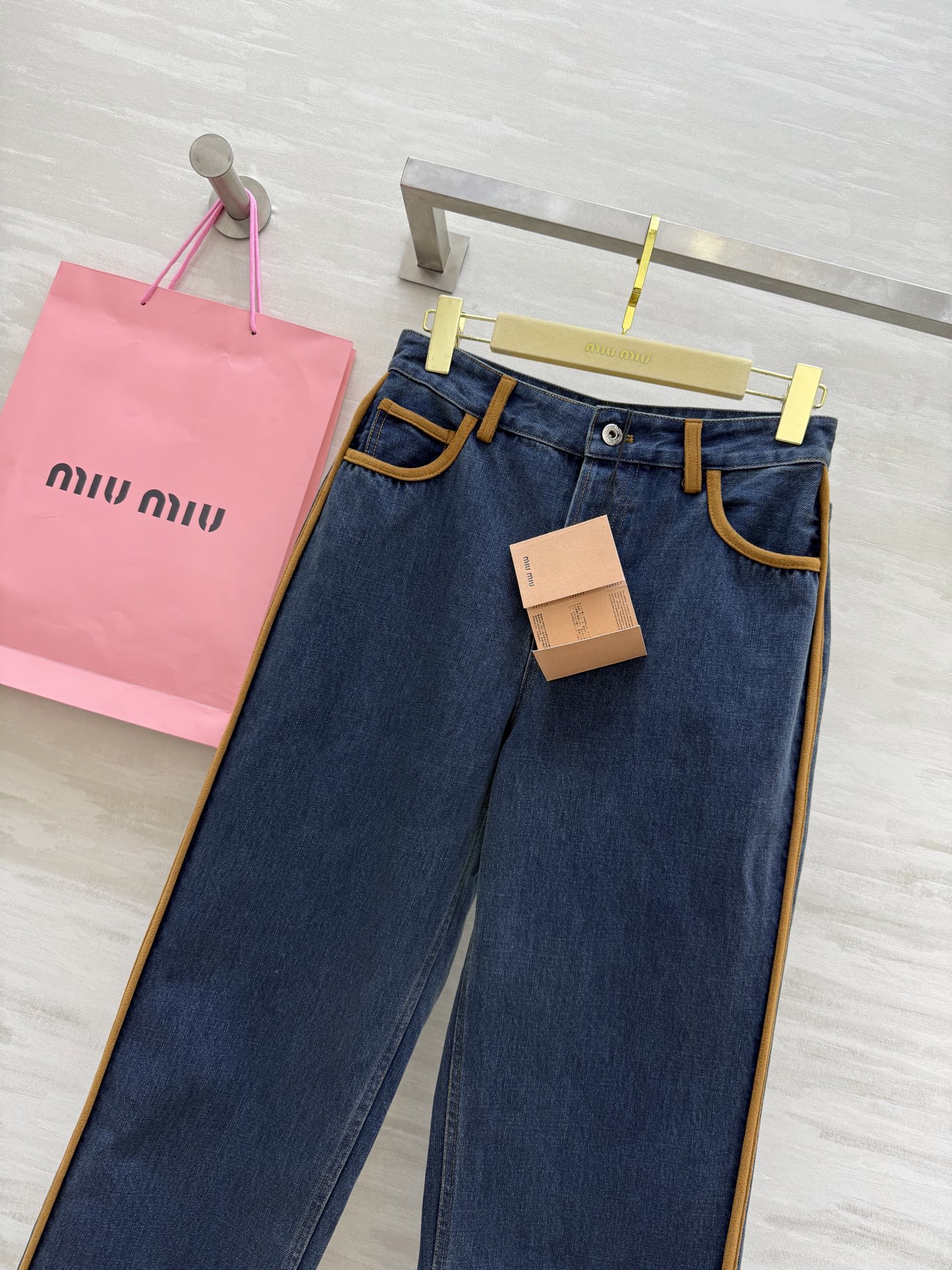 #Miumi♡²⁵秋冬新款 麂皮绒皮拼接直筒裤 裤型时髦百搭 高品质定制 现货首发size：S/M/L（