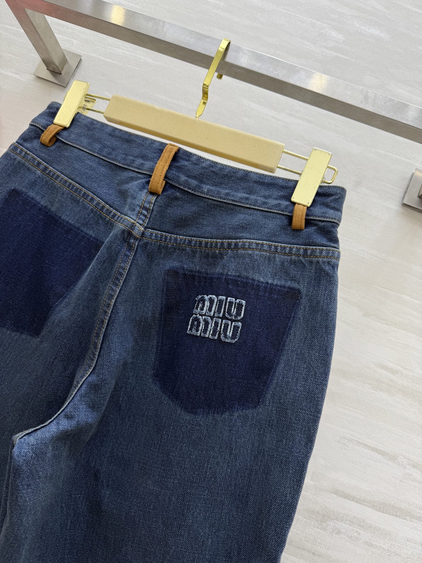 #Miumi♡²⁵秋冬新款 麂皮绒皮拼接直筒裤 裤型时髦百搭 高品质定制 现货首发size：S/M/L（