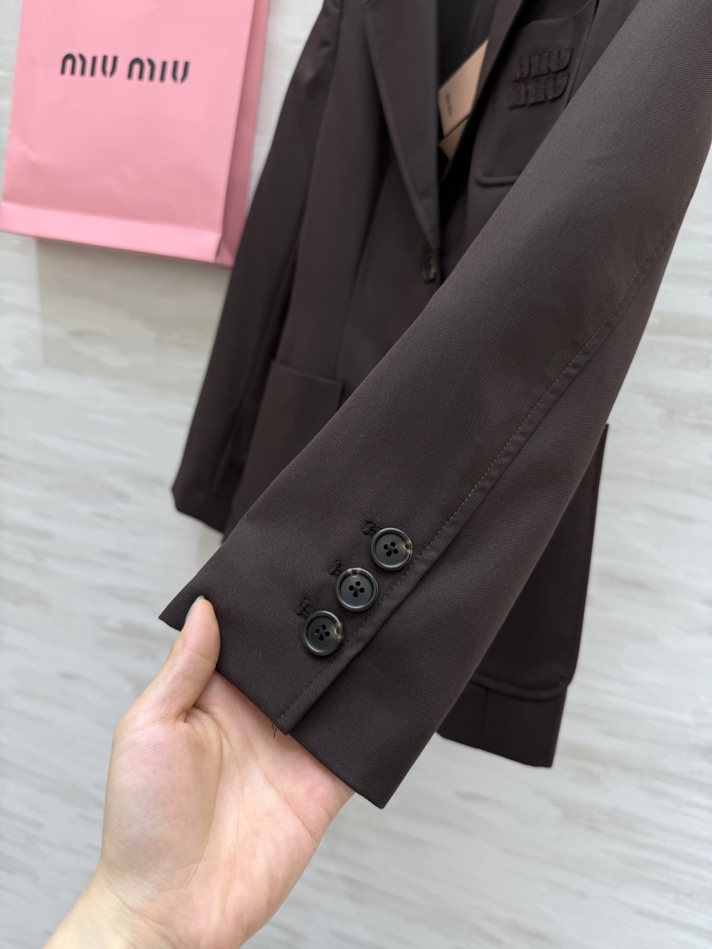 #Miumi♡²⁵秋冬新款 巧克力🍫棕西装外套 前襟口袋精致logo刺绣🪡点缀 袖口内袖条纹点缀 立体剪