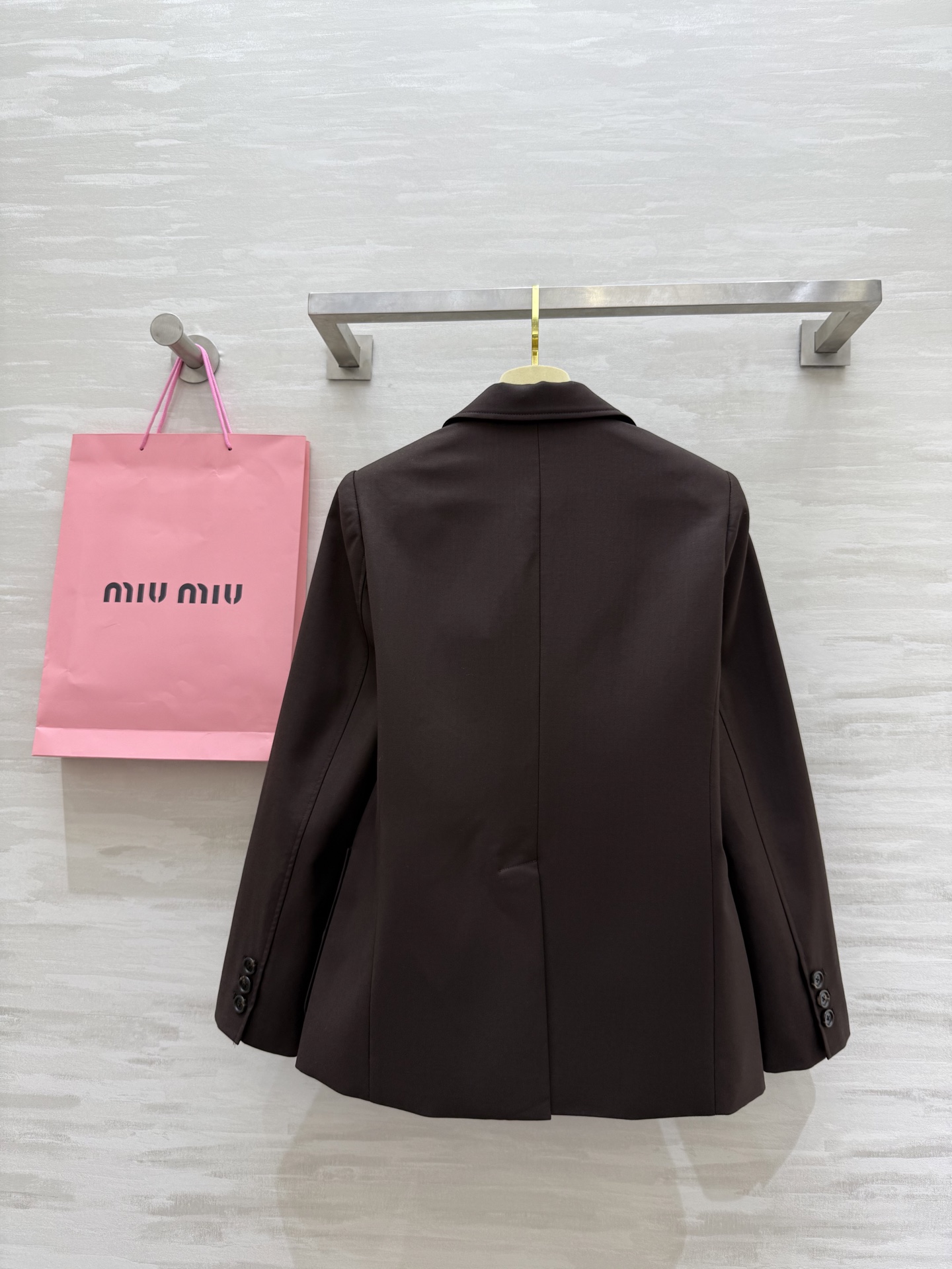 #Miumi♡²⁵秋冬新款 巧克力🍫棕西装外套 前襟口袋精致logo刺绣🪡点缀 袖口内袖条纹点缀 立体剪