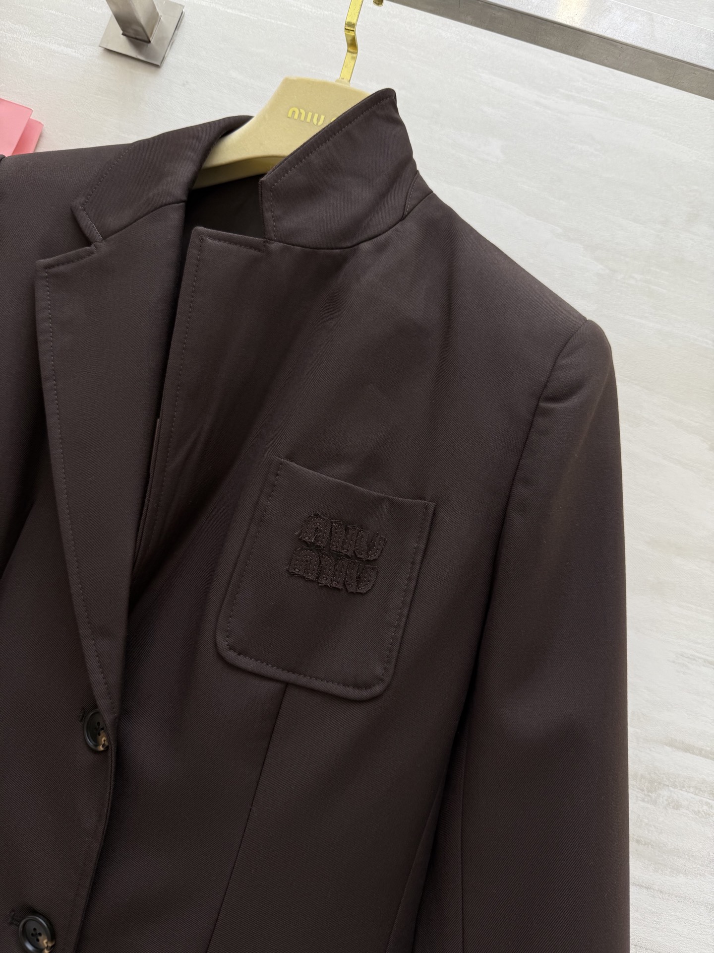 #Miumi♡²⁵秋冬新款 巧克力🍫棕西装外套 前襟口袋精致logo刺绣🪡点缀 袖口内袖条纹点缀 立体剪