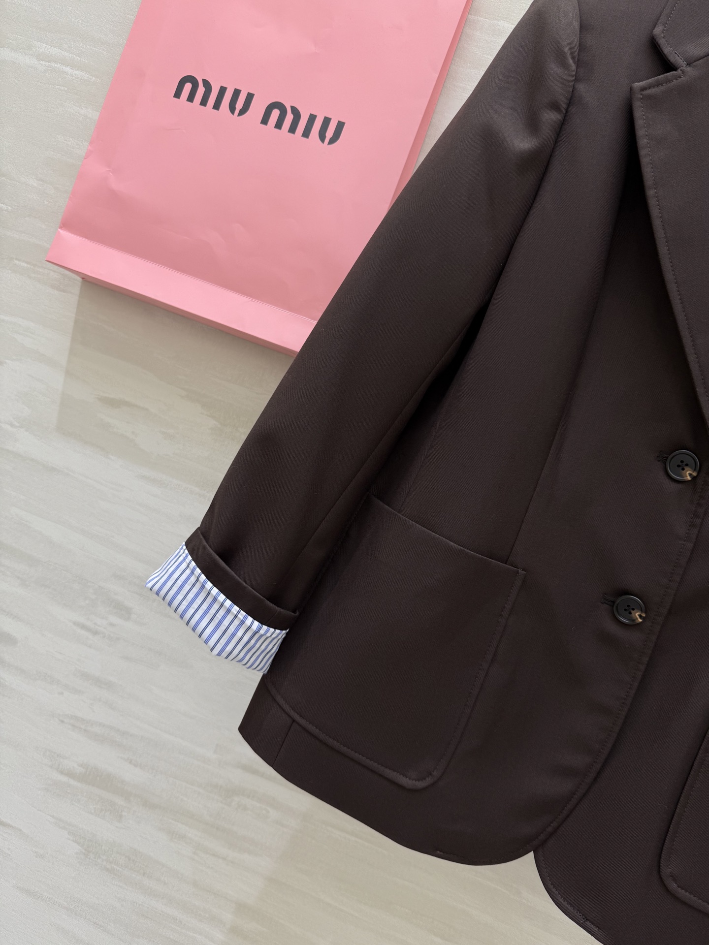 #Miumi♡²⁵秋冬新款 巧克力🍫棕西装外套 前襟口袋精致logo刺绣🪡点缀 袖口内袖条纹点缀 立体剪