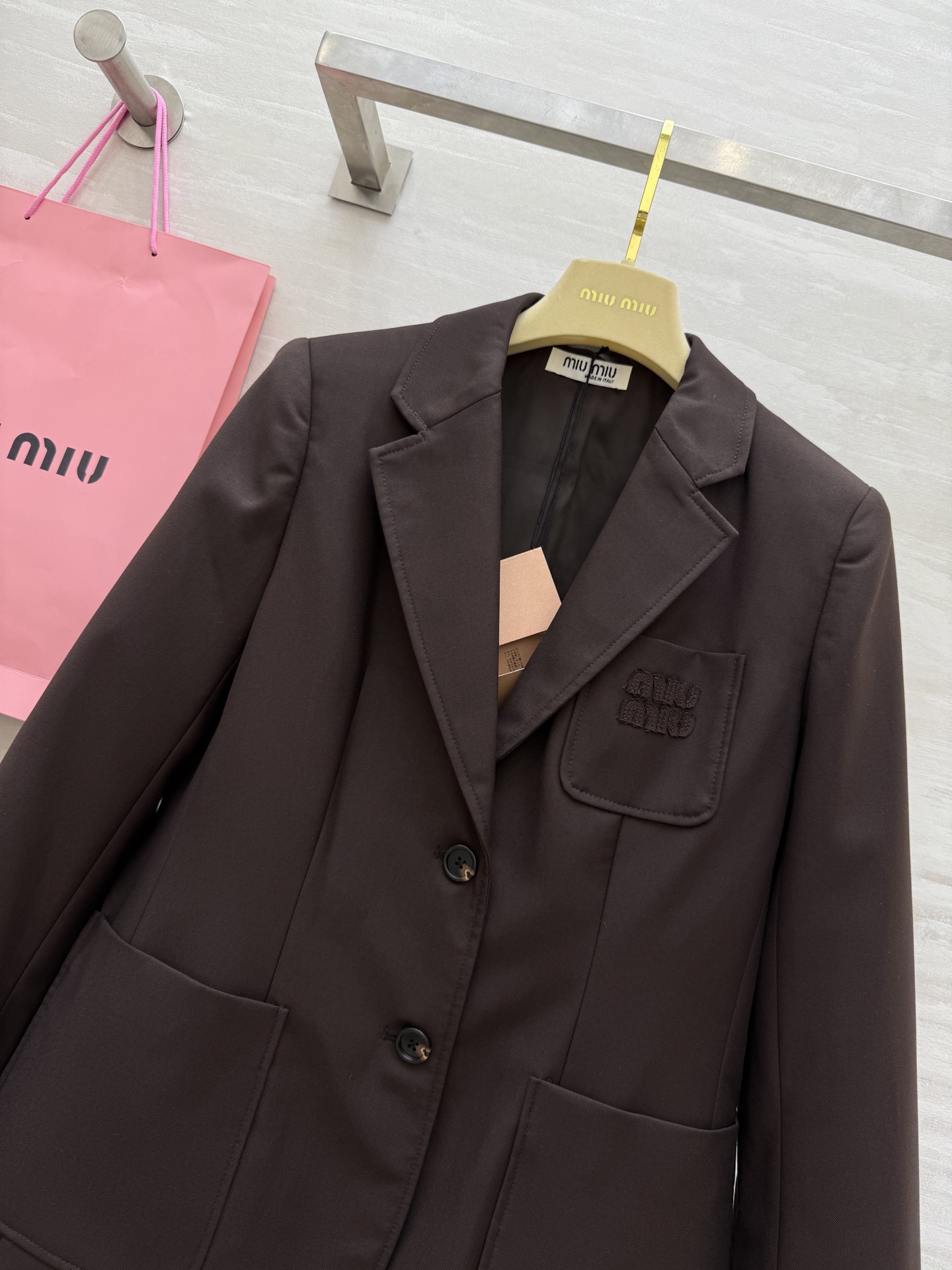 #Miumi♡²⁵秋冬新款 巧克力🍫棕西装外套 前襟口袋精致logo刺绣🪡点缀 袖口内袖条纹点缀 立体剪