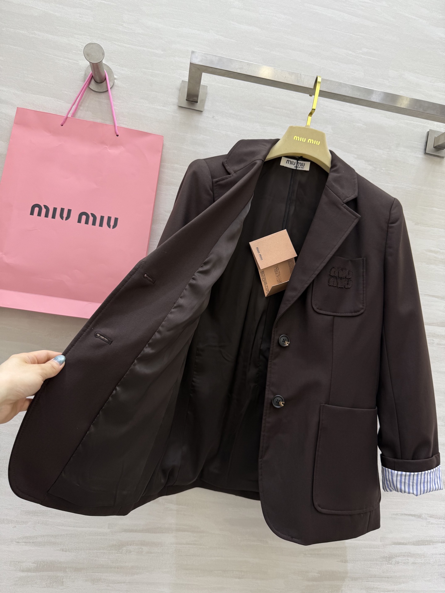 #Miumi♡²⁵秋冬新款 巧克力🍫棕西装外套 前襟口袋精致logo刺绣🪡点缀 袖口内袖条纹点缀 立体剪