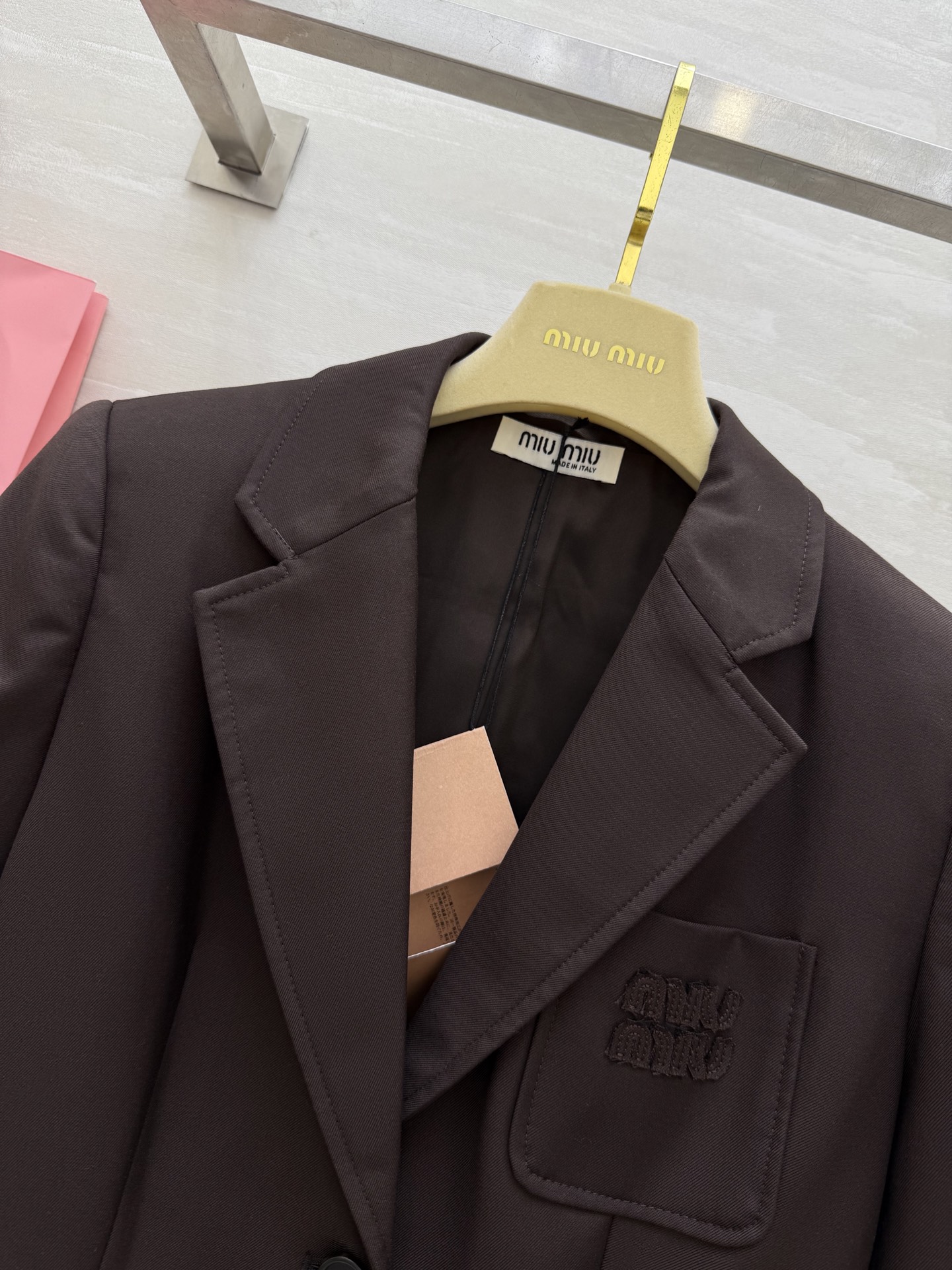 #Miumi♡²⁵秋冬新款 巧克力🍫棕西装外套 前襟口袋精致logo刺绣🪡点缀 袖口内袖条纹点缀 立体剪
