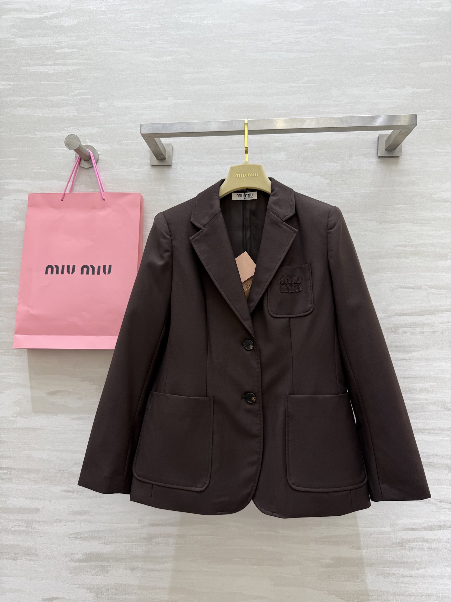 NO:550098,#Miumi autumn and winter new style chocolate brown suit jacket with exquisite logo embroidery on the front pocket, stripes on the inner sleeves of the cuffs, three-dimensional tailoring, high-quality customization, available in stock, sizeS/M/L (S size shoulder width 38, chest 88, length 63),,miumiu,jackets & coats,business suit,alexander wang19860909#Miumi秋冬新款 巧克力棕西装外套 前襟口袋精致logo刺绣点缀 袖口内袖条纹点缀 立体剪裁版型 高品质定制 现货首发sizeS/M/L（s码肩宽38,胸围88,衣长63）,,miumiu,jackets & coats,business suit,alexander wang,Women's clothing