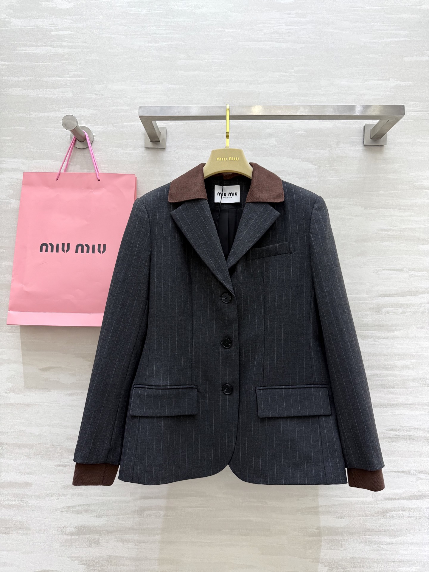 NO:550078,#Miumi autumn and winter new style fake two-piece design oversize blazer high-quality customization spot first-time sizeS/M/L (S size shoulder width 42, bust 96, length 62), miumiu, versace, jackets & coats, business suit, alexander wang19860909#Miumi秋冬新款 假两件设计oversize西装外套 高品质定制 现货首发sizeS/M/L（S码肩宽42,胸围96,衣长62）,,miumiu,versace,jackets & coats,business suit,alexander wang,Women's clothing