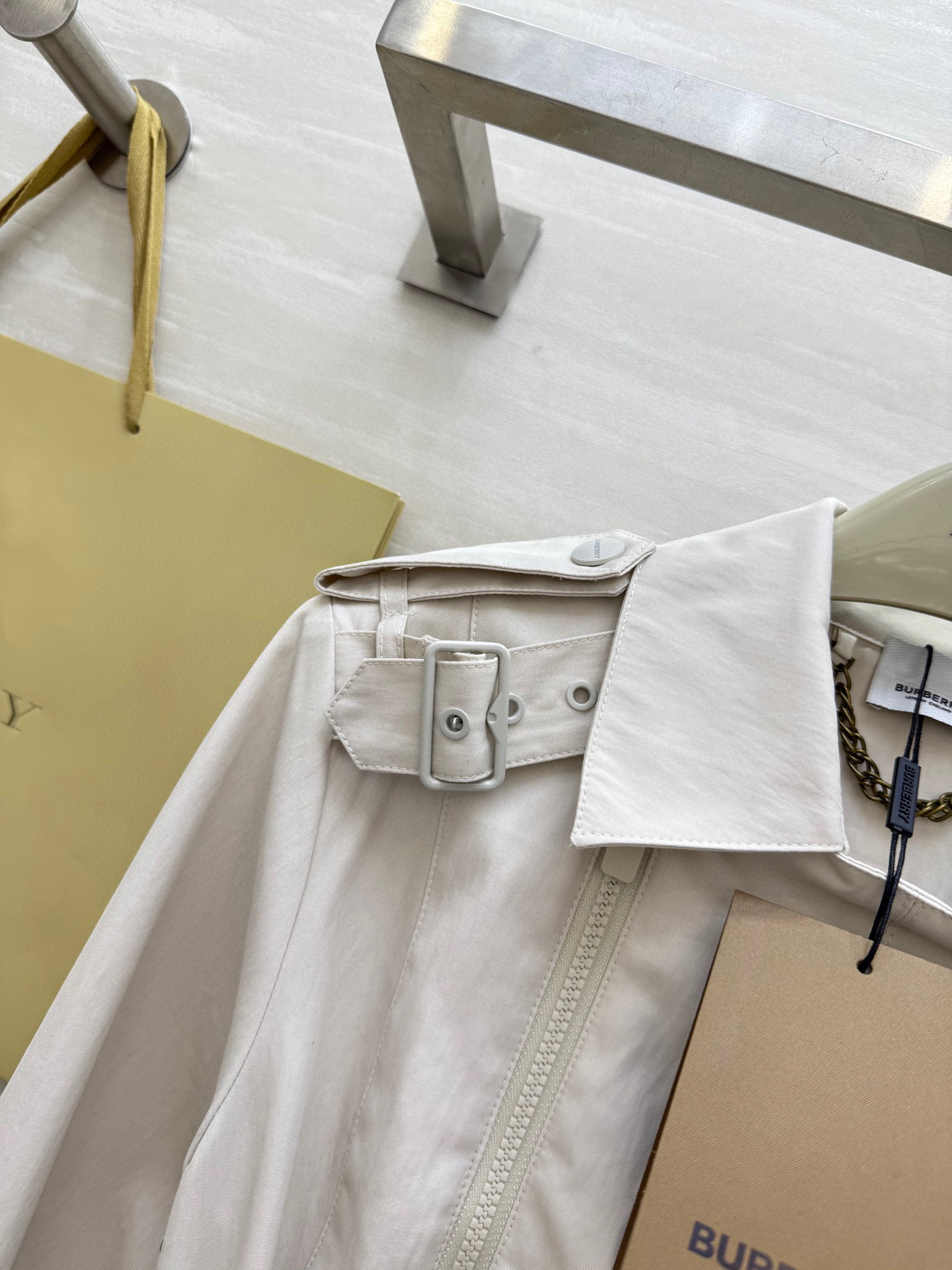 #Burberr♡²⁵秋冬新款 双拉链设计翻领风衣外套 高品质定制 现货首发size：S/M/L（s码胸