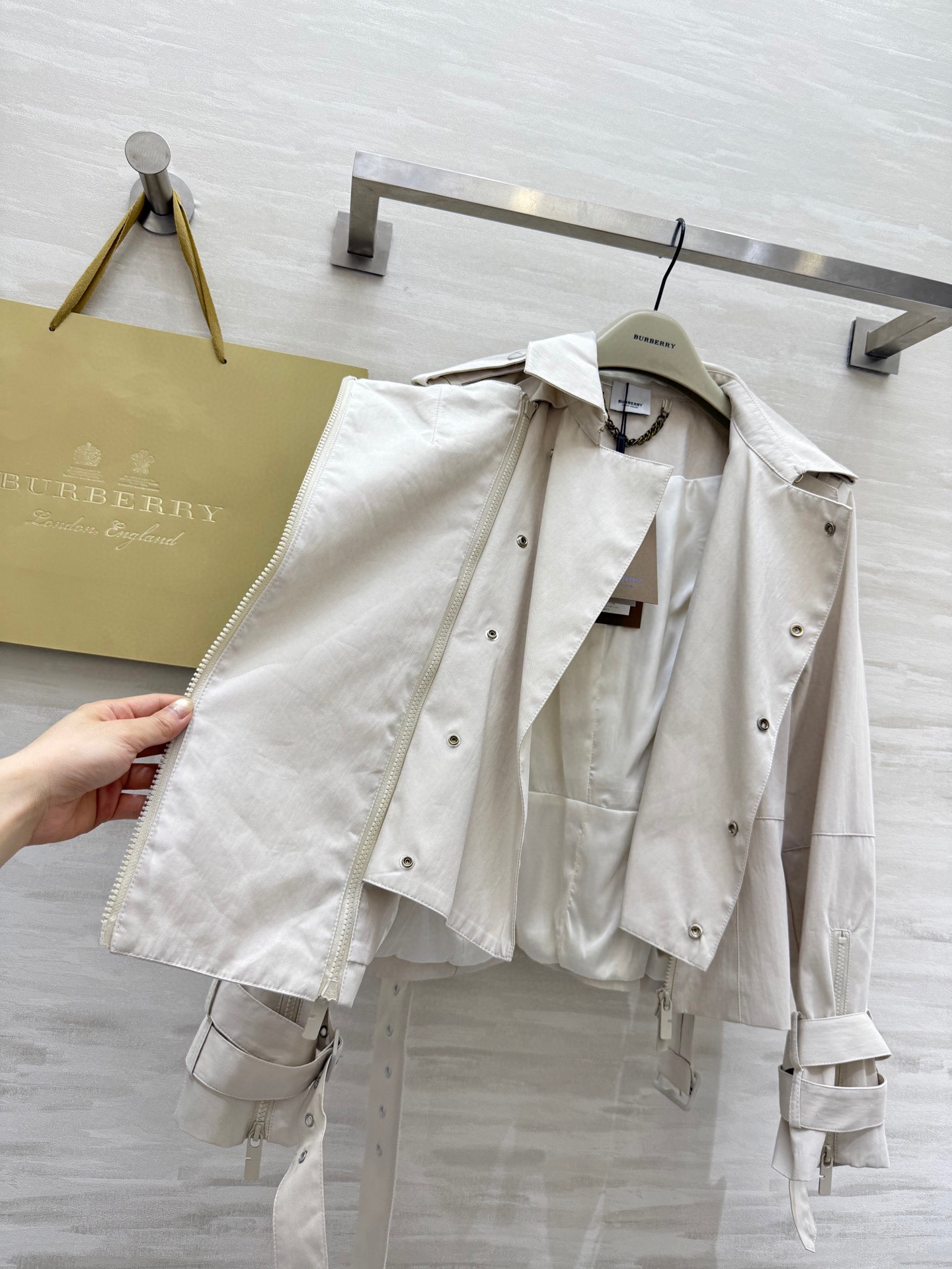 #Burberr♡²⁵秋冬新款 双拉链设计翻领风衣外套 高品质定制 现货首发size：S/M/L（s码胸