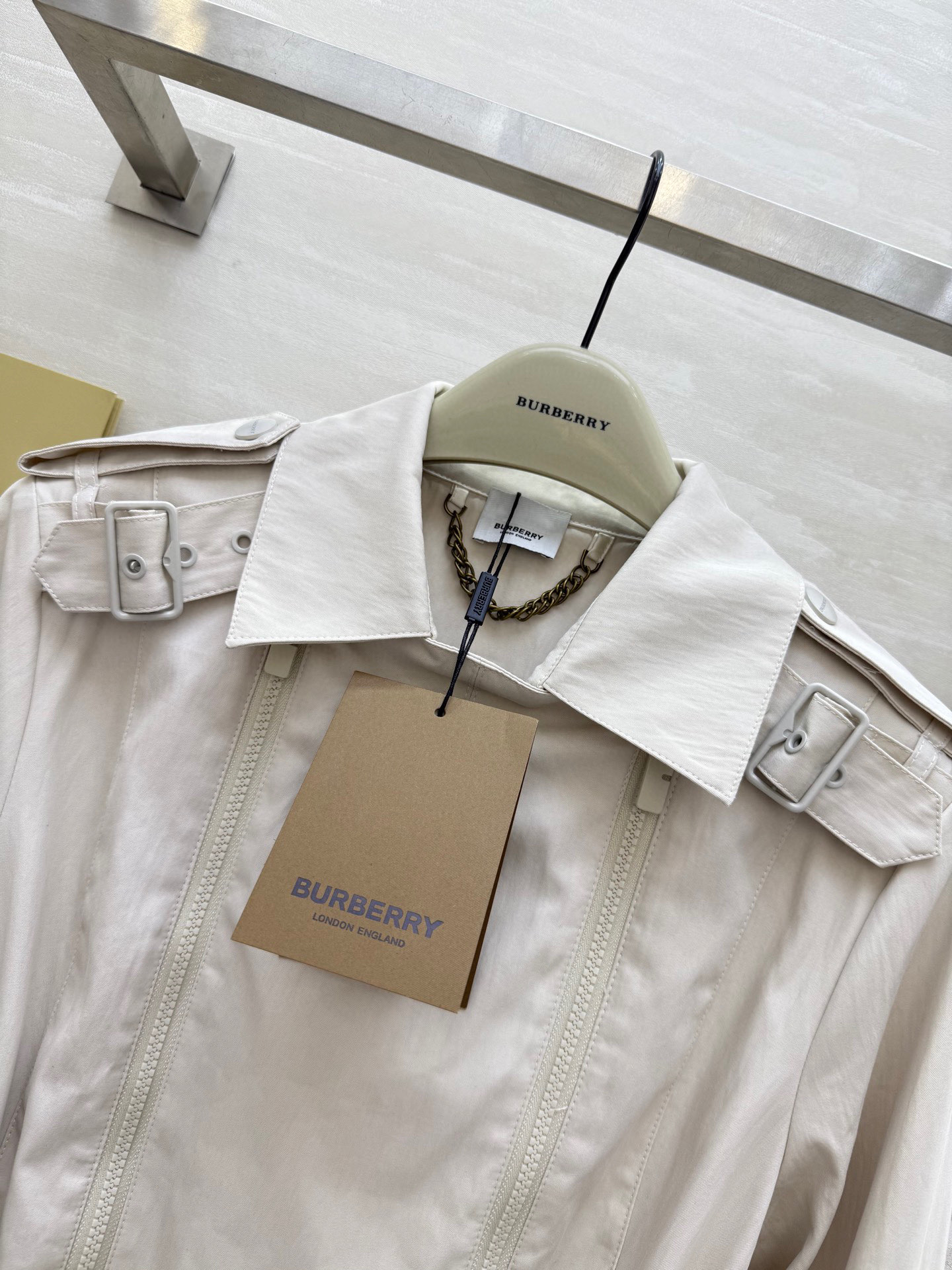 #Burberr♡²⁵秋冬新款 双拉链设计翻领风衣外套 高品质定制 现货首发size：S/M/L（s码胸