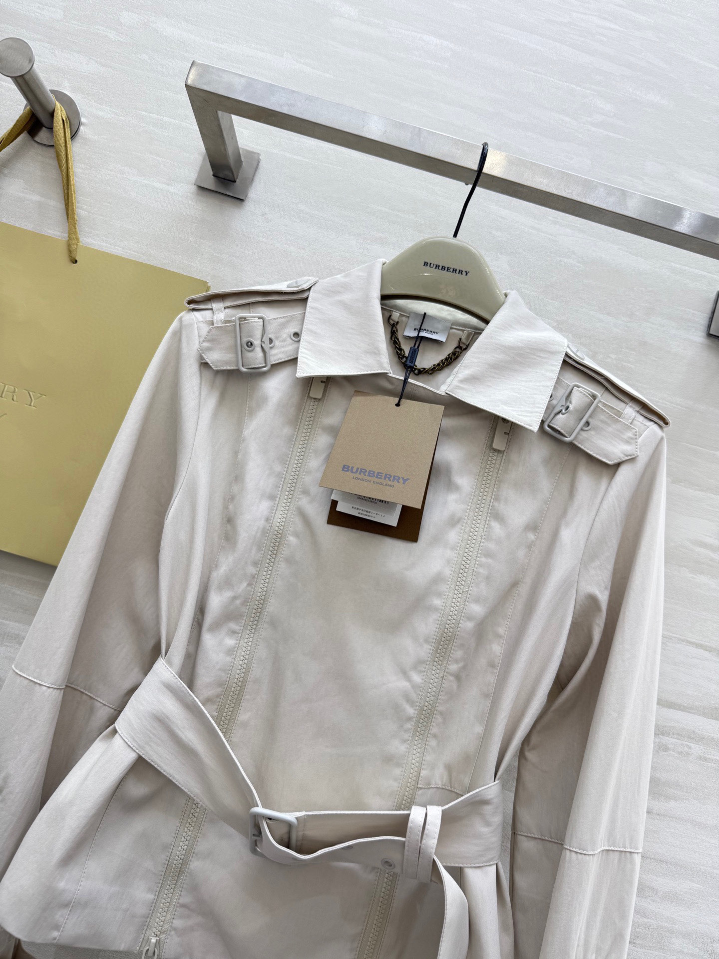 #Burberr♡²⁵秋冬新款 双拉链设计翻领风衣外套 高品质定制 现货首发size：S/M/L（s码胸